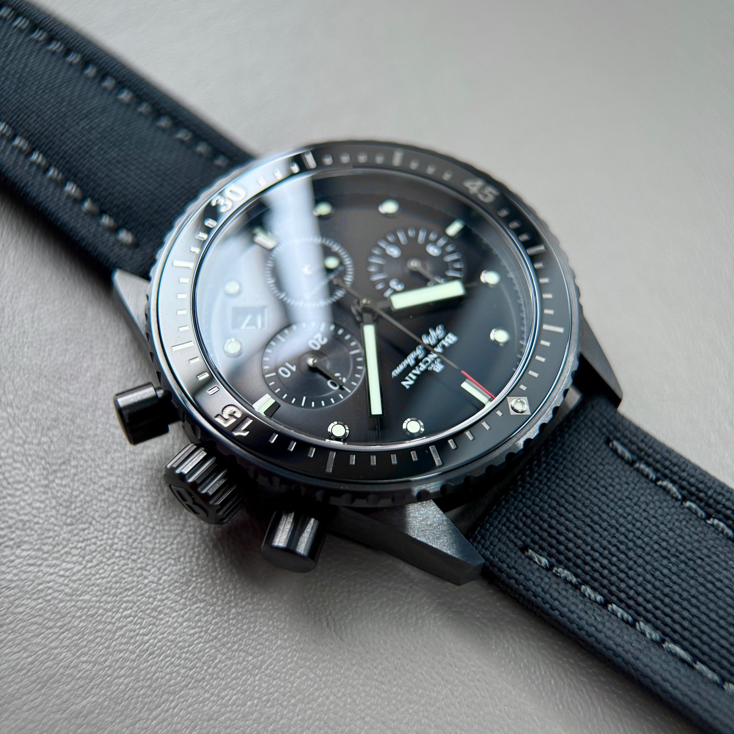 Omega 5200 0130 B52A detail 2