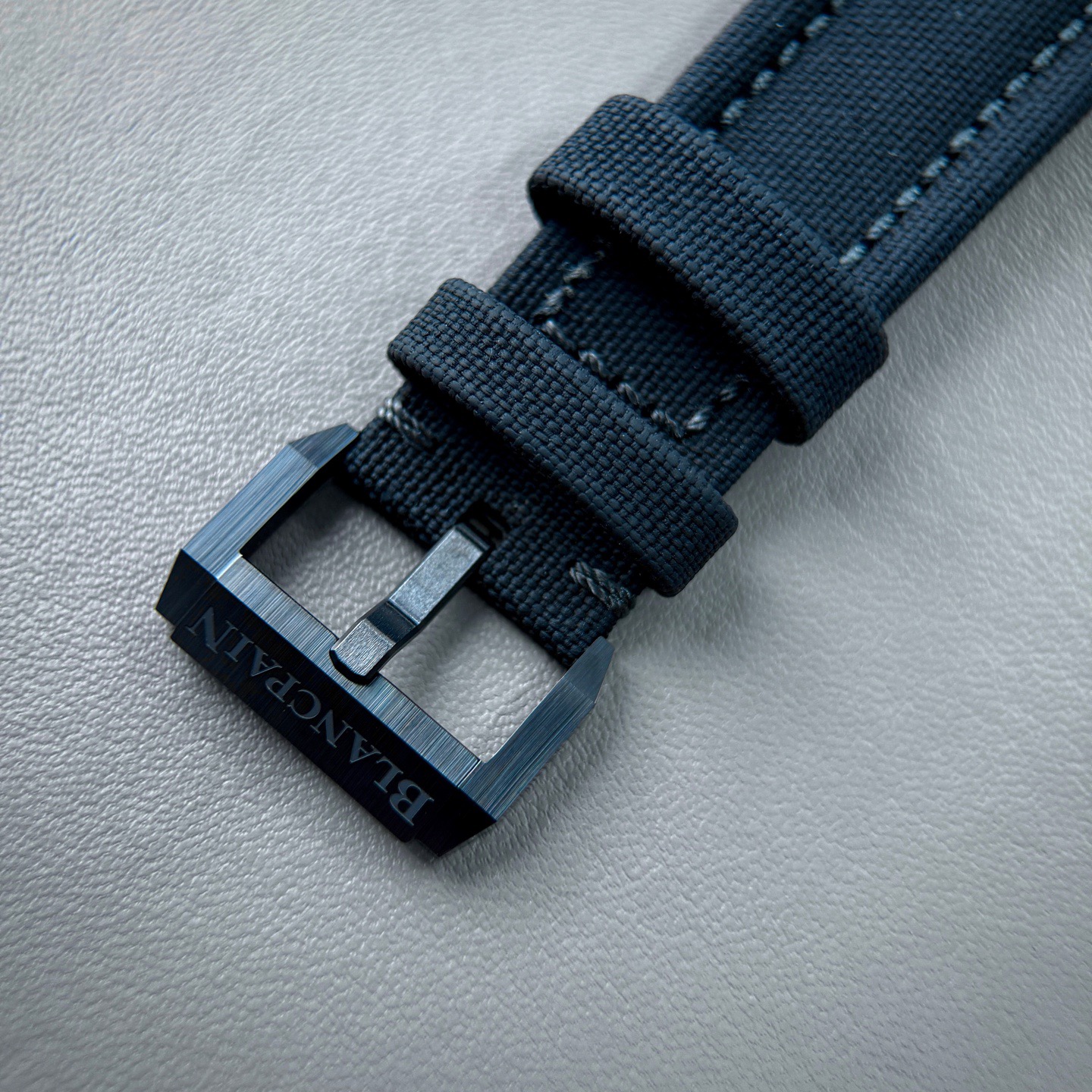 Omega 5200 0130 B52A detail 3