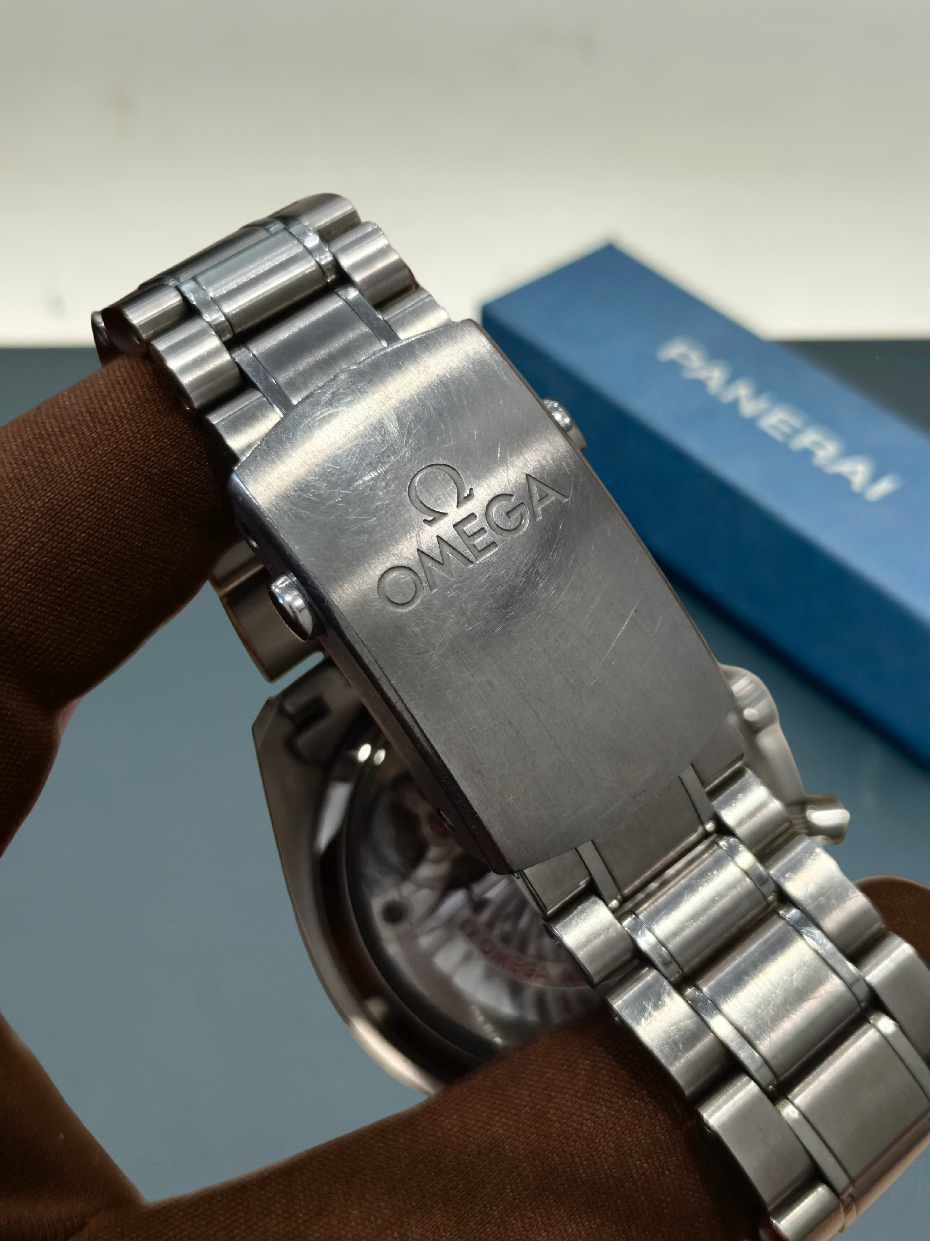 Omega 329.30.44.51.04.001 detail 2