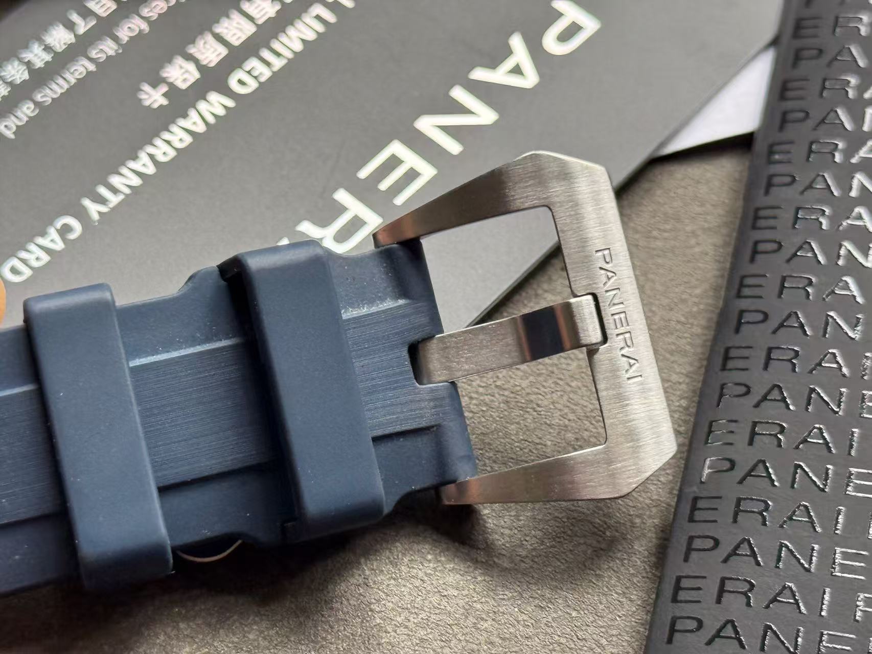 Panerai PAM01393 detail 1