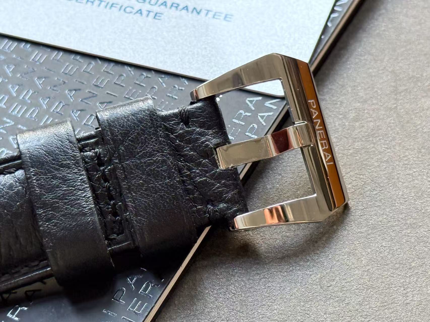 Panerai PAM01000 detail 1