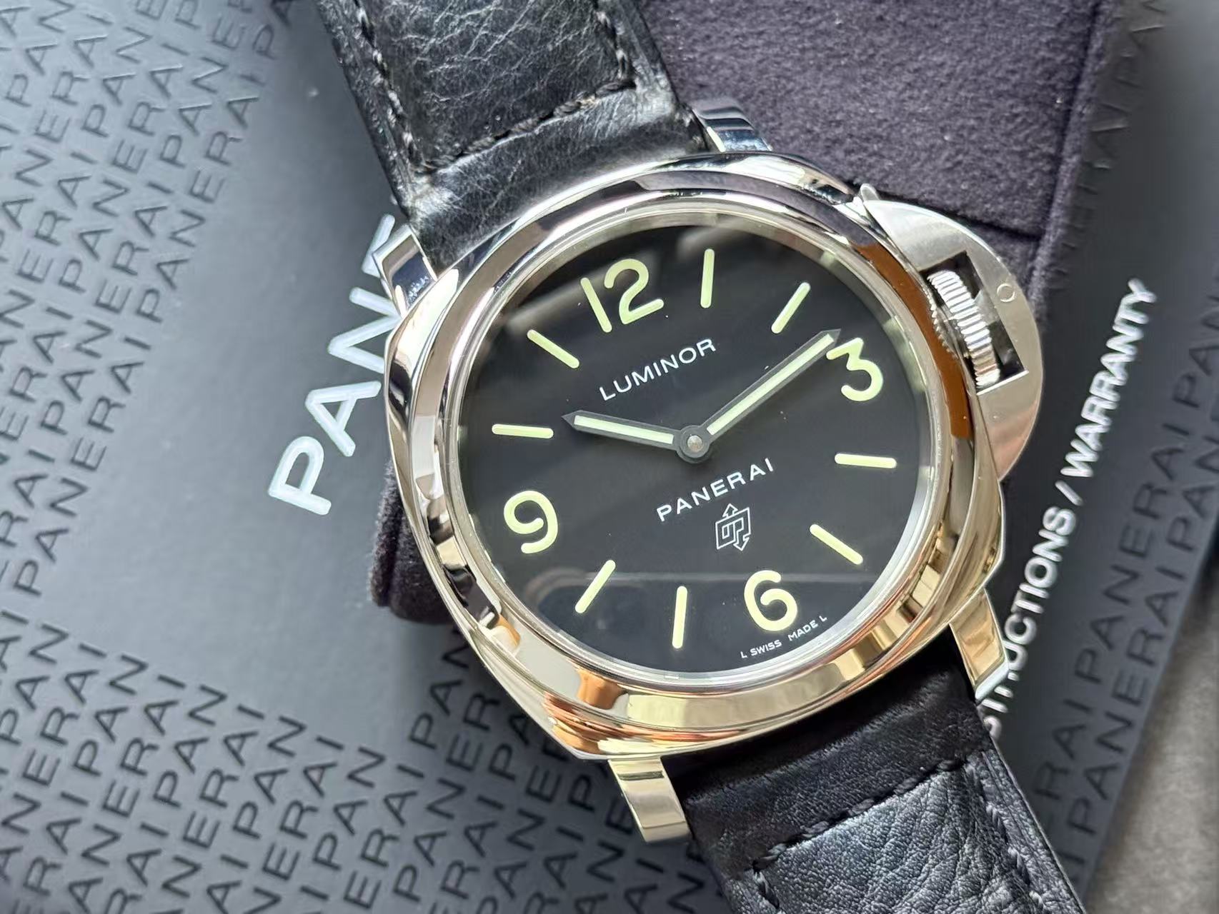 Panerai PAM01000 detail 2