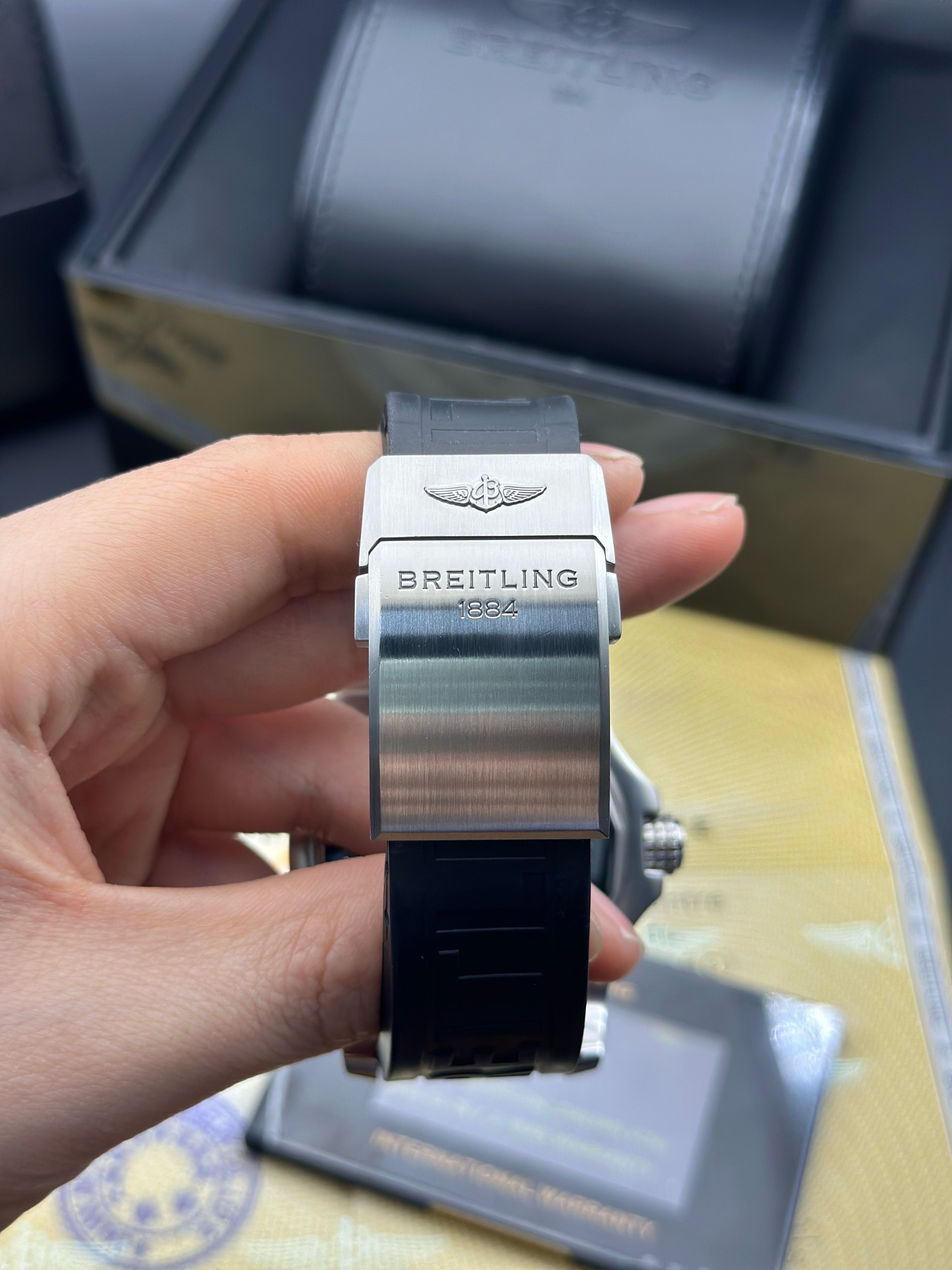 Breitling A1733110 detail 4