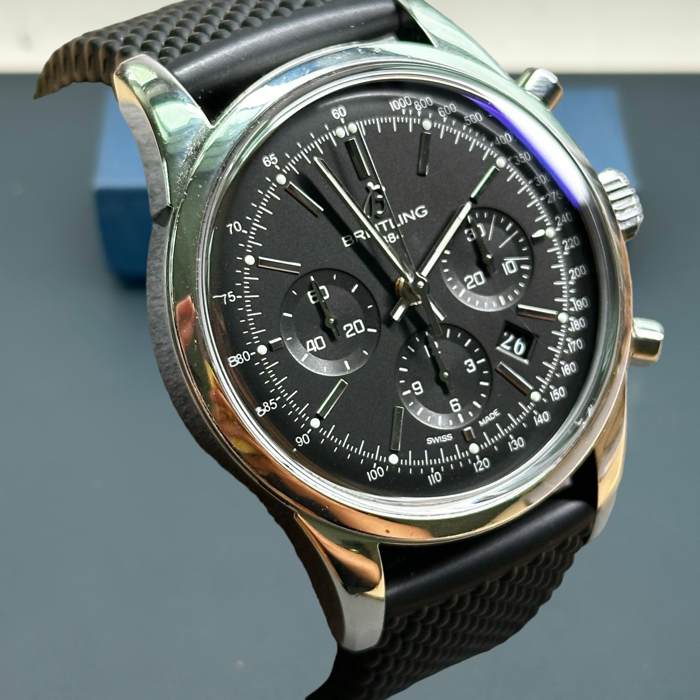 Breitling AB015212 detail 2
