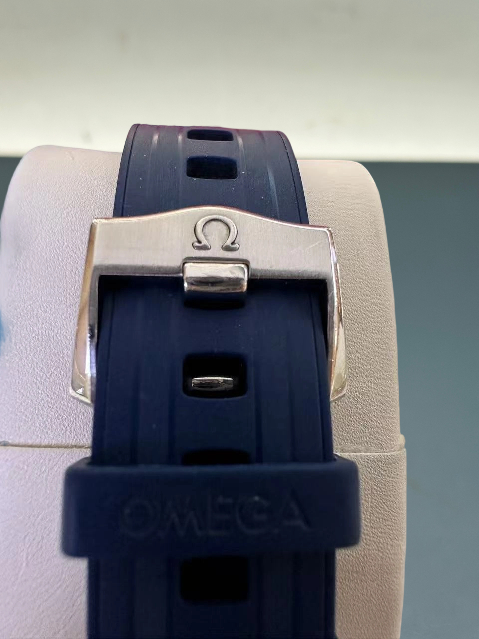 Omega 210.32.42.20.06.001 detail 5