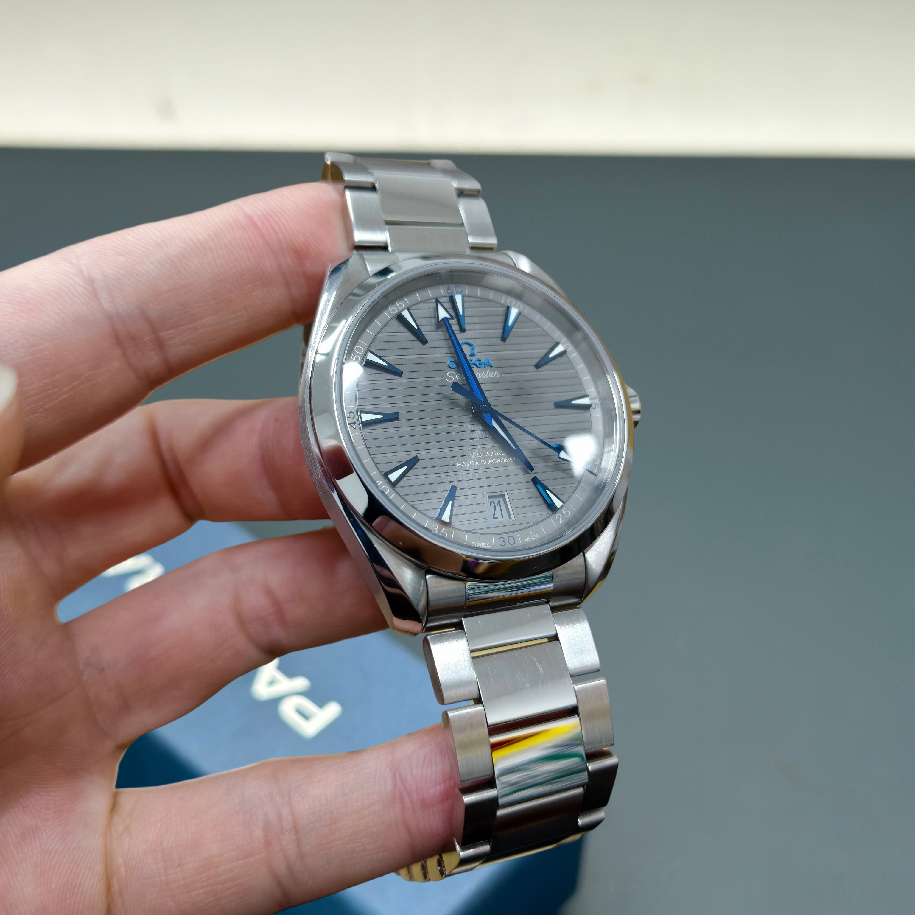 Omega 220.10.41.21.06.001 detail 1