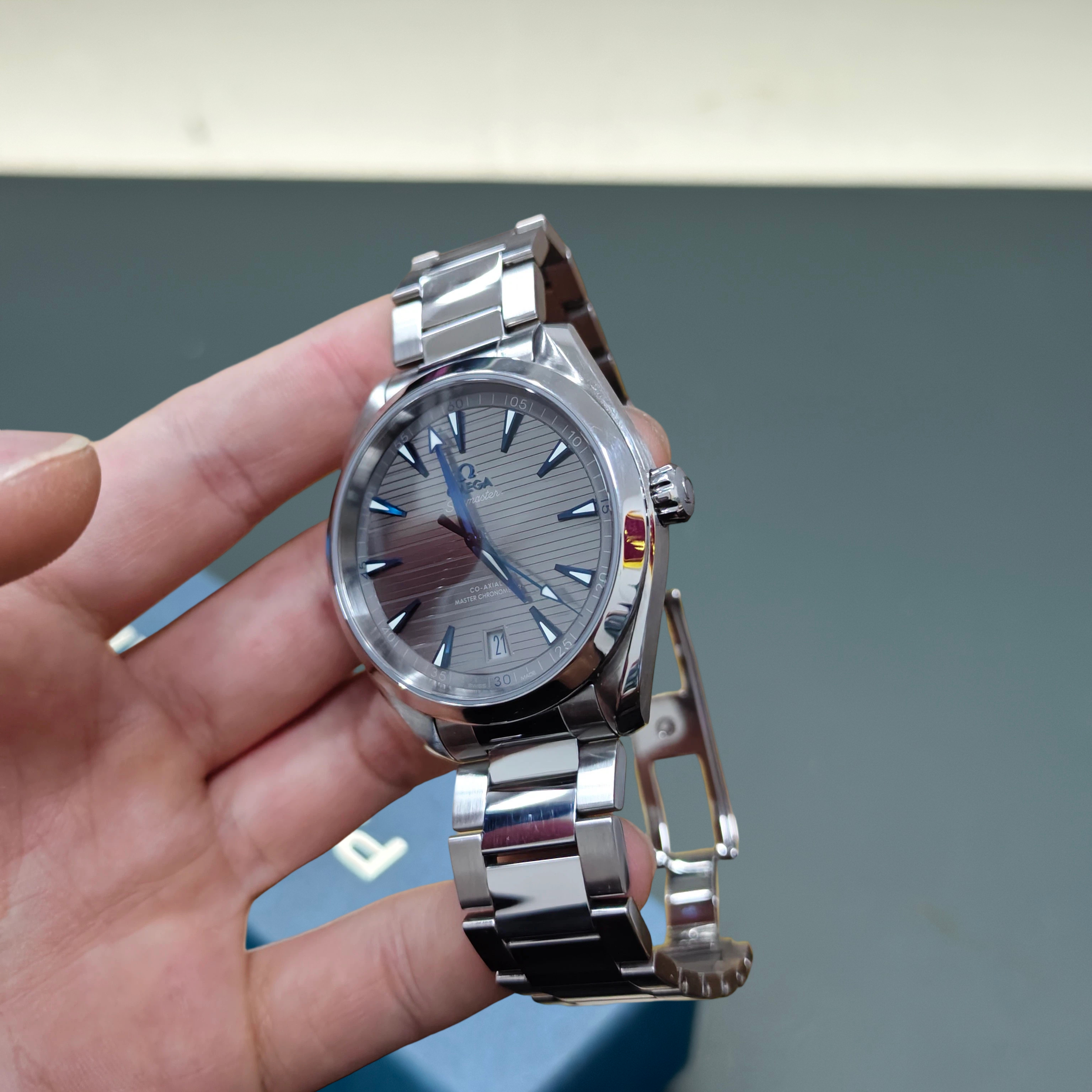 Omega 220.10.41.21.06.001 detail 2