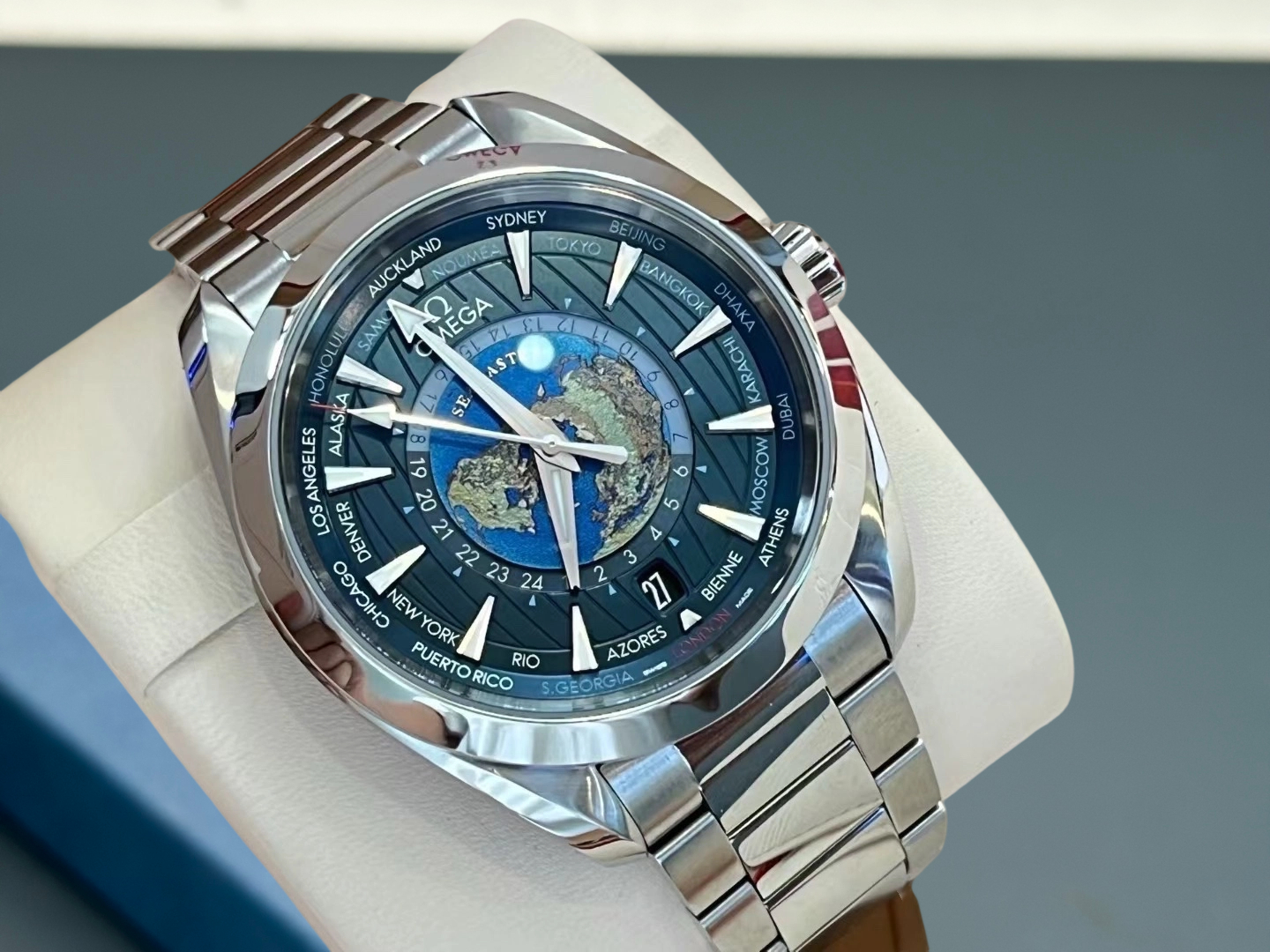 Omega 220.10.43.22.03.001 detail 1