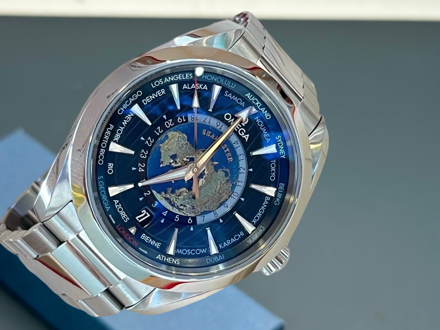 Omega 220.10.43.22.03.001 detail 2