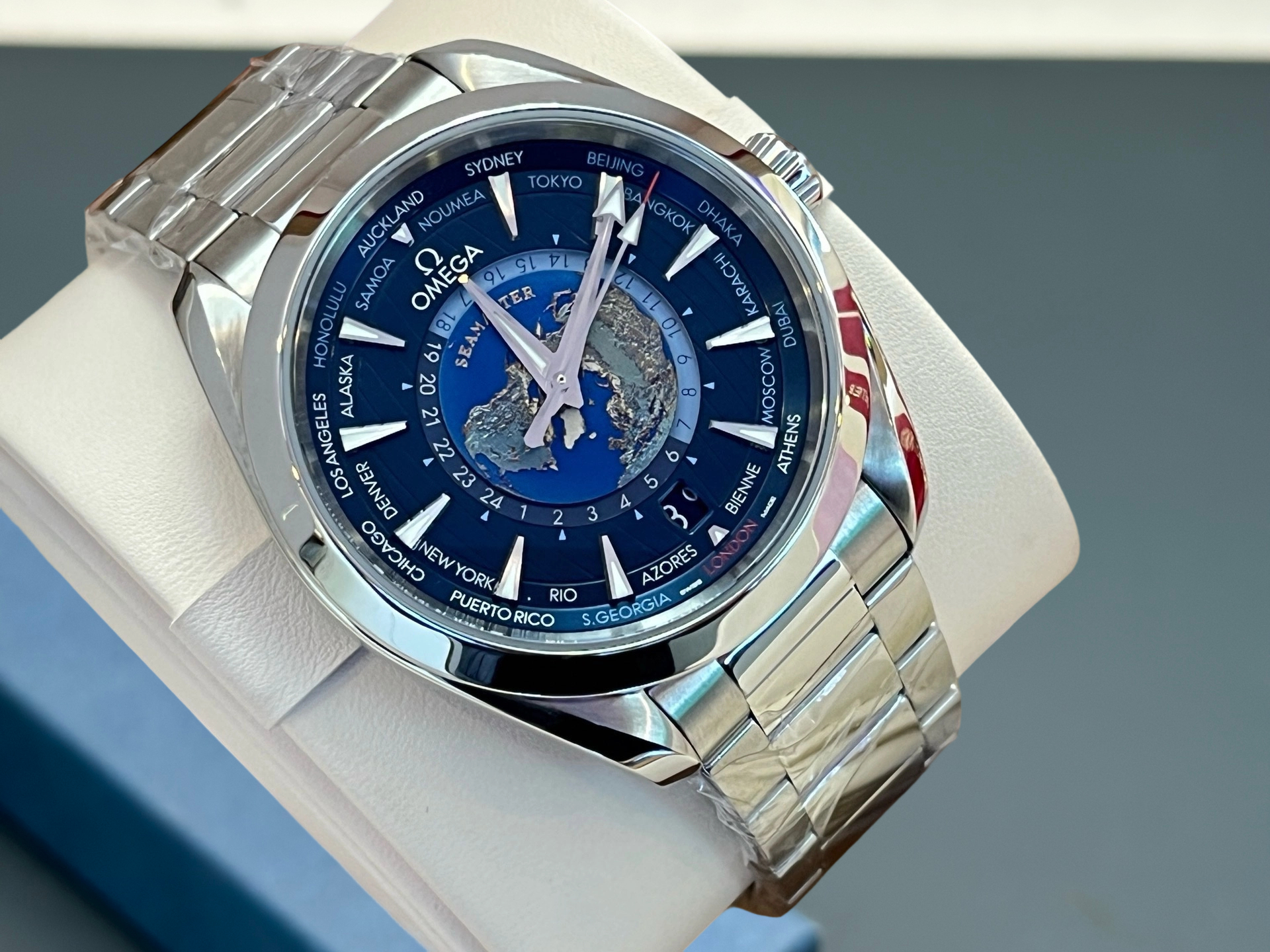 Omega 220.10.43.22.03.001 detail 2