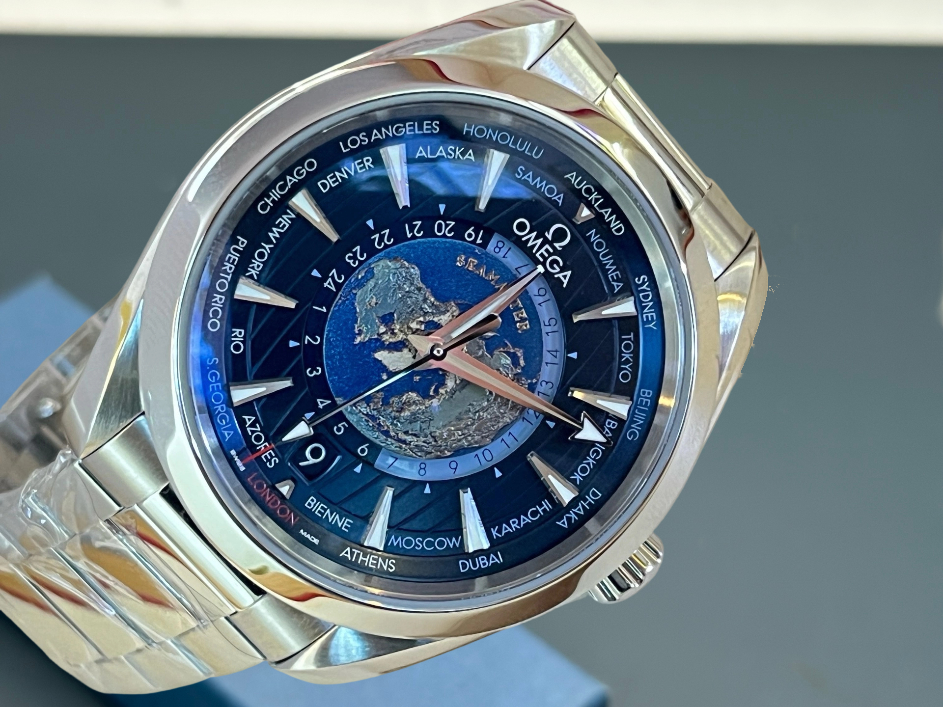 Omega 220.10.43.22.03.001 detail 3