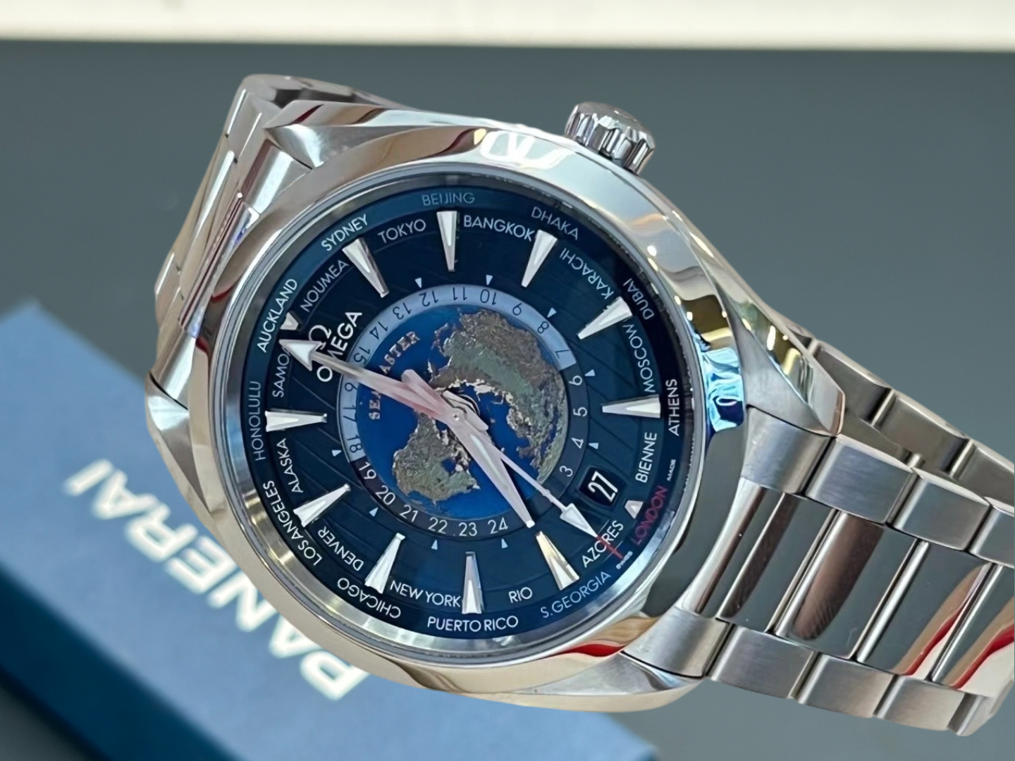 Omega 220.10.43.22.03.001 detail 3