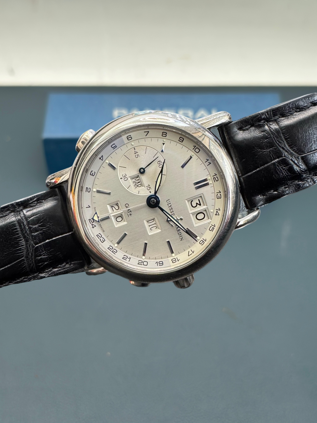 Ulysse Nardin 320-22-32 detail 3