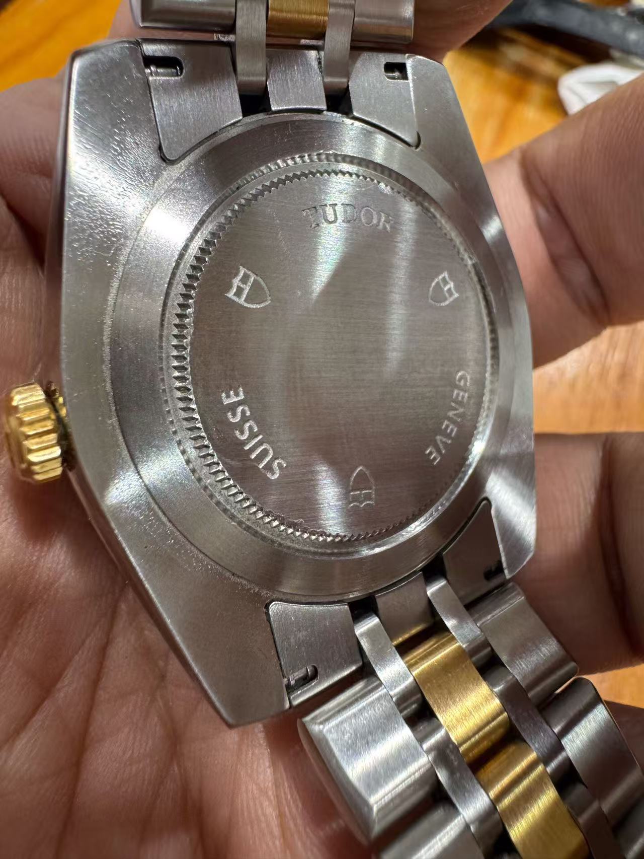 Tudor M23013-0016 detail 1