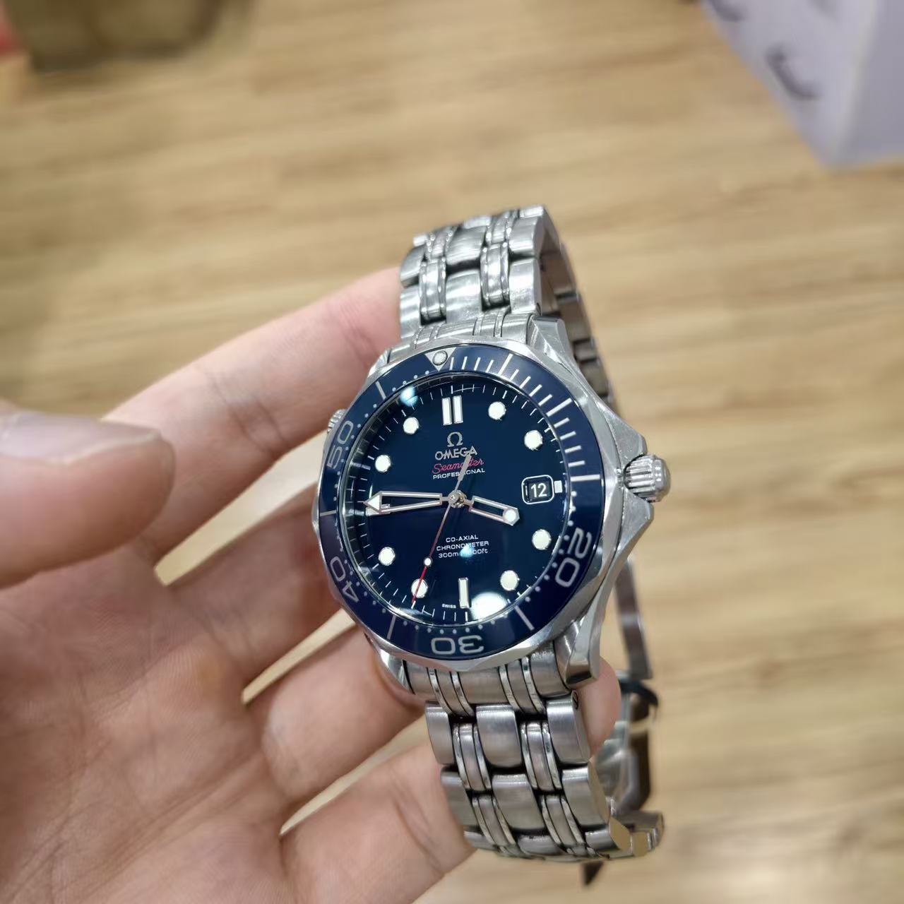 Omega 212.30.41.20.03.001 detail 2