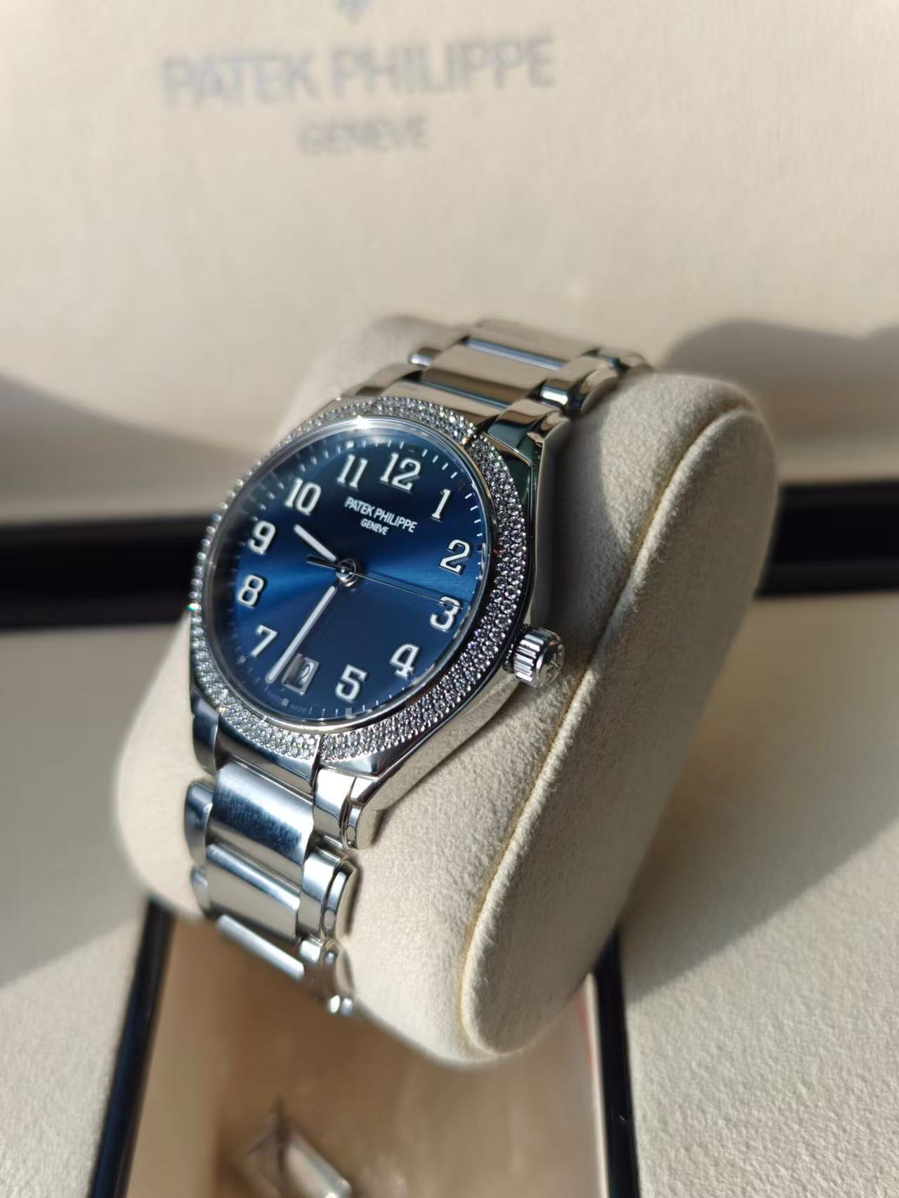 Patek Philippe 7300 / 1200A-001 detail 1