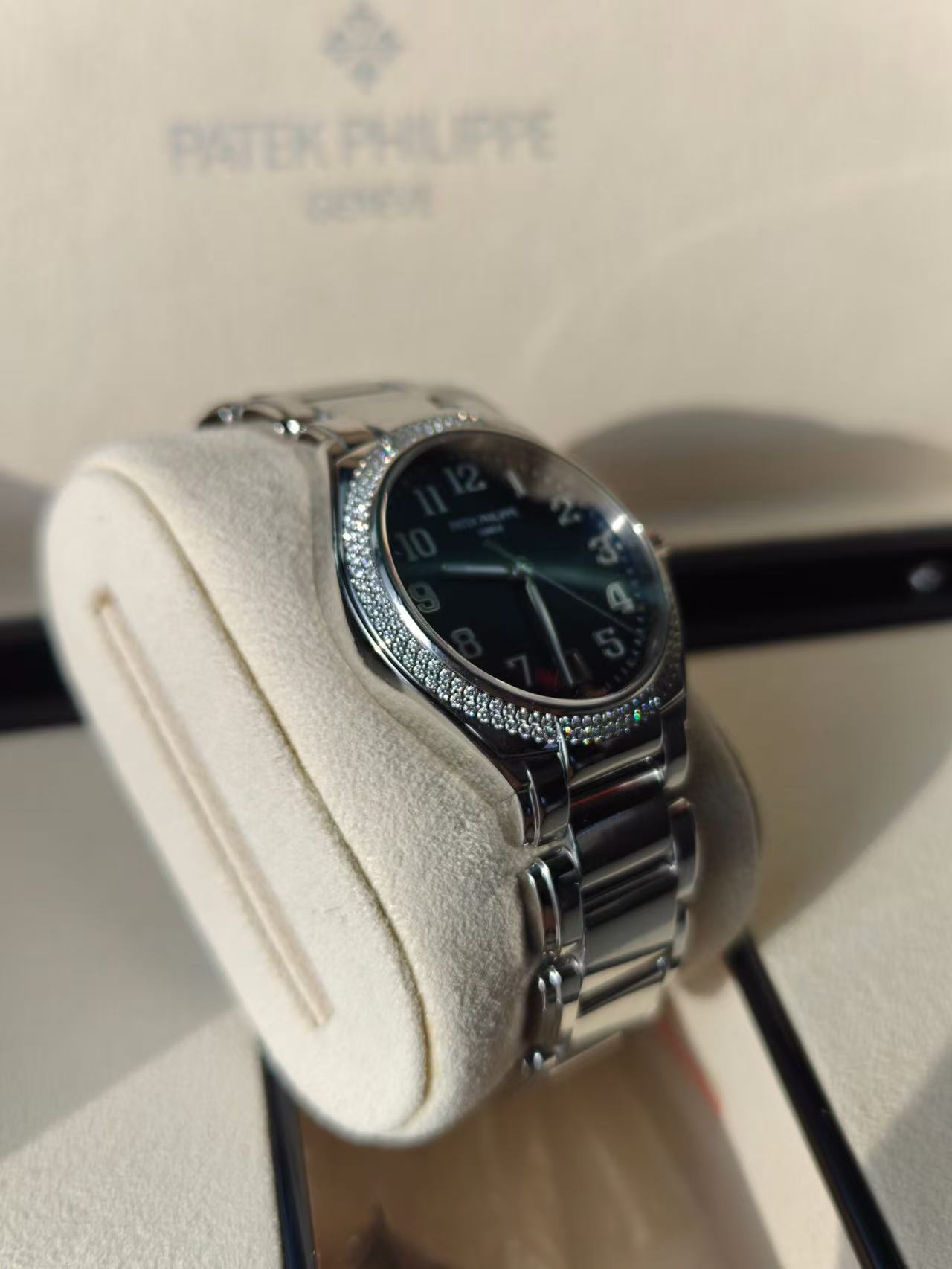 Patek Philippe 7300 / 1200A-001 detail 2