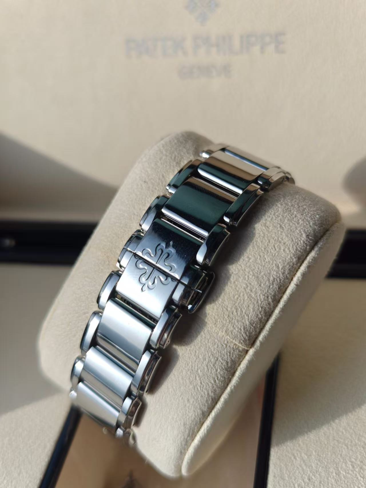 Patek Philippe 7300 / 1200A-001 detail 3