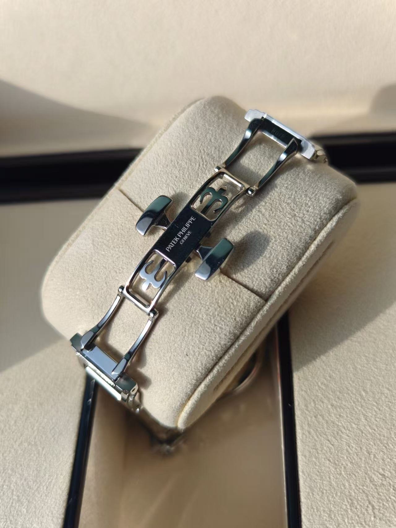 Patek Philippe 7300 / 1200A-001 detail 4