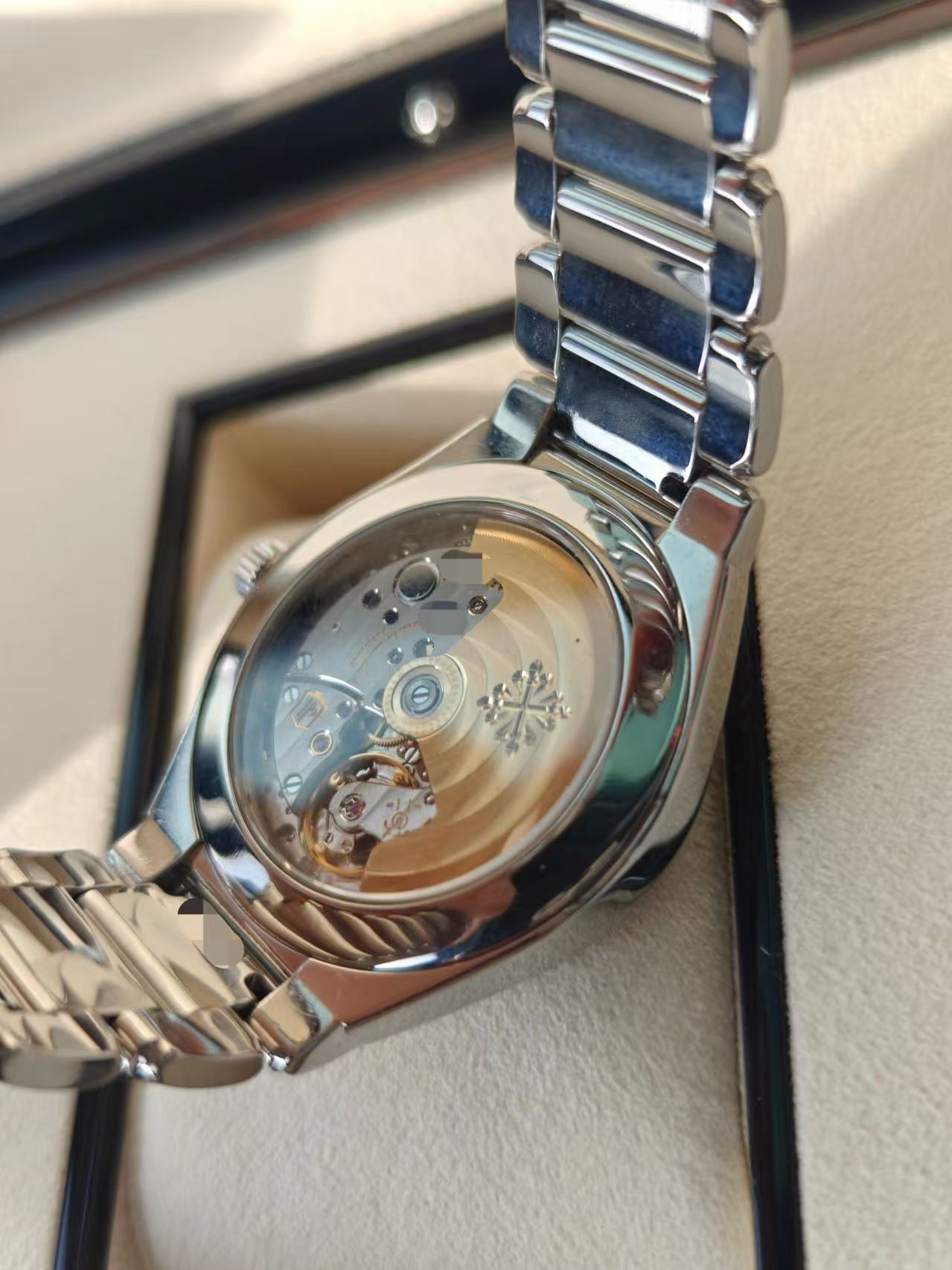 Patek Philippe 7300 / 1200A-001 detail 5
