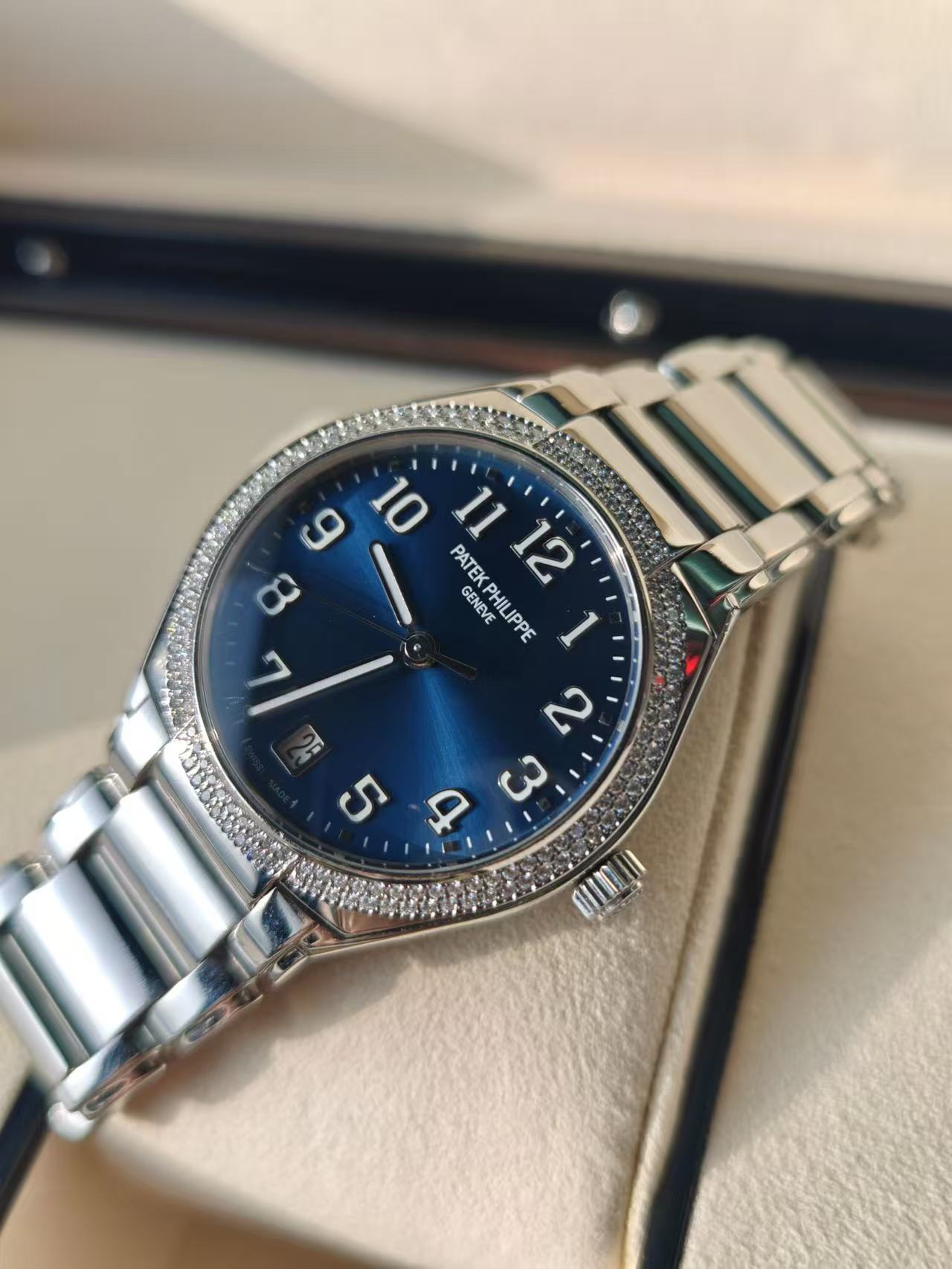 Patek Philippe 7300 / 1200A-001 detail 7
