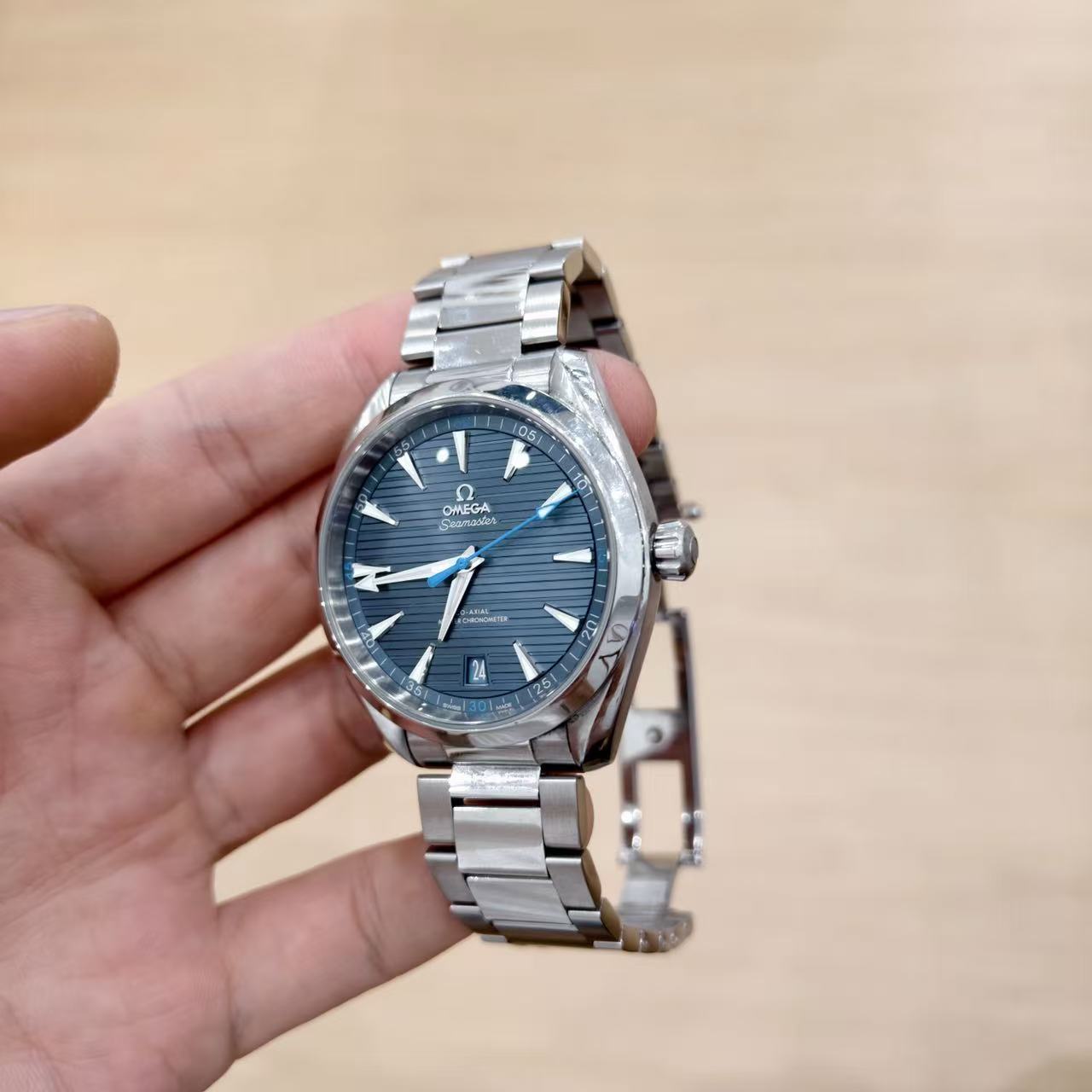 Omega 220.10.41.21.03.002 detail 1