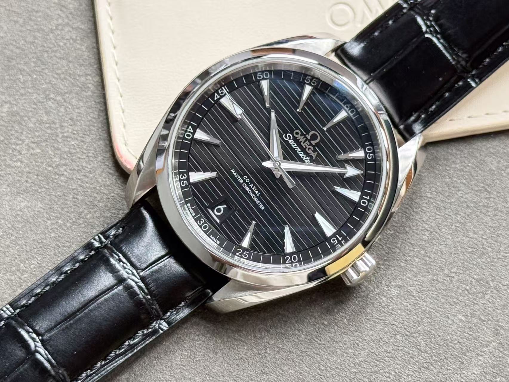 Omega 220.13.41.21.01.001 detail 3