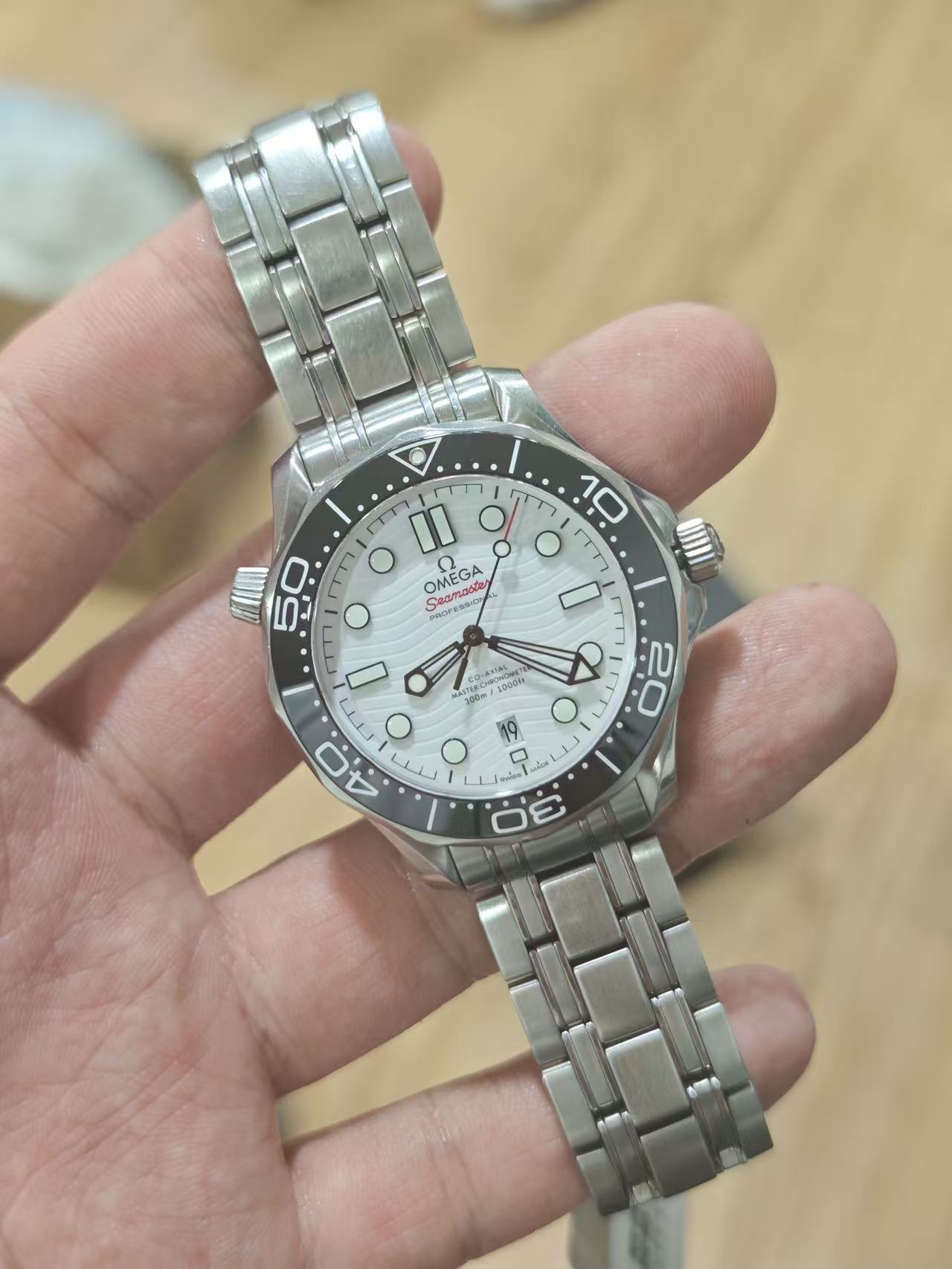 Omega 210.30.42.20.04.001