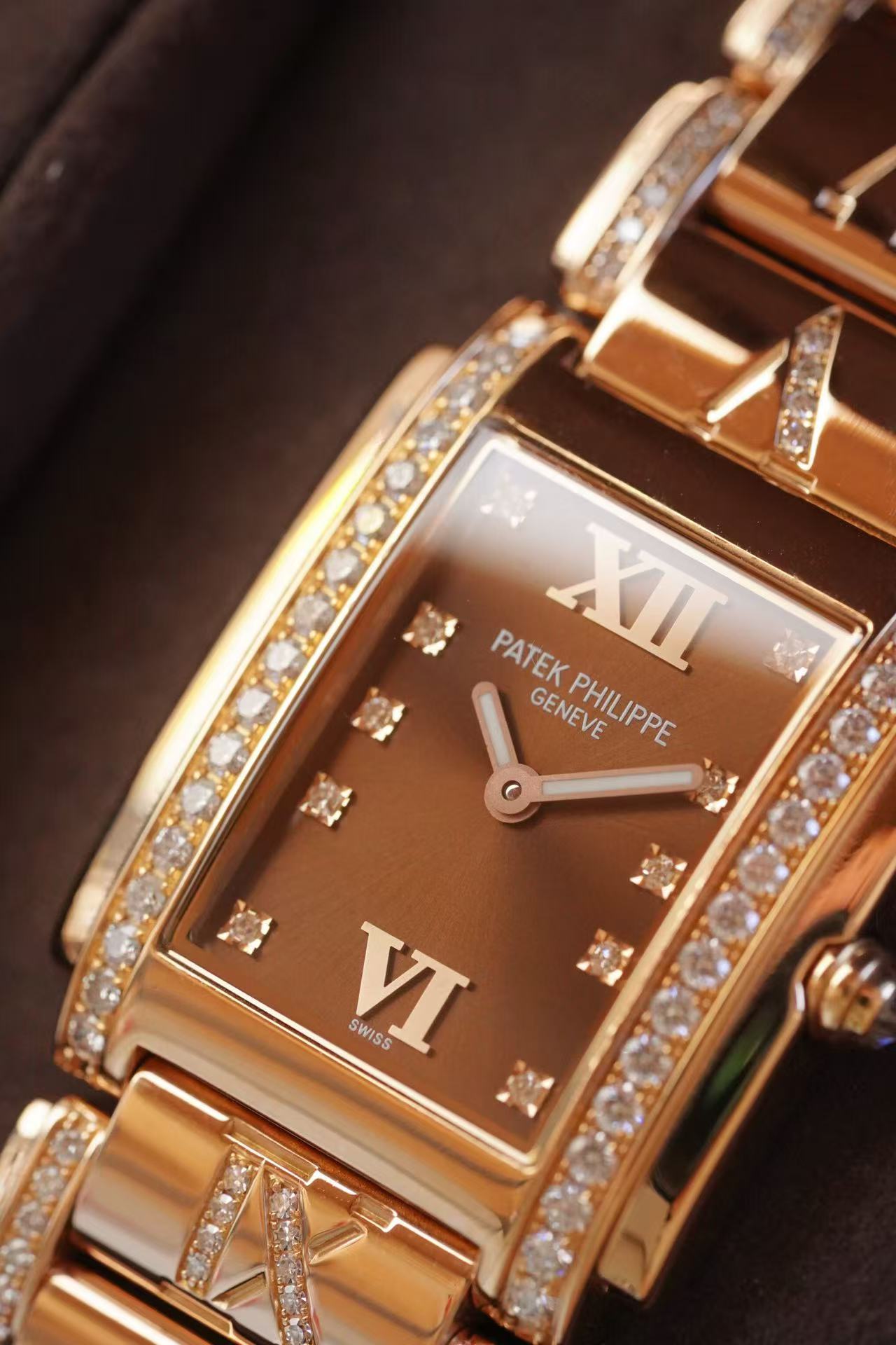 Patek Philippe 4910 detail 1