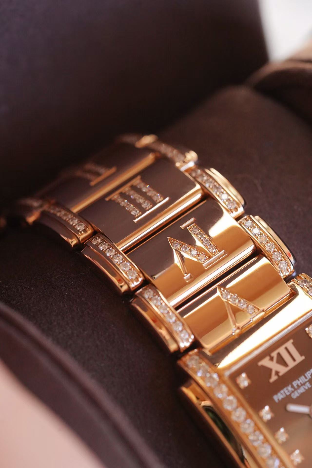 Patek Philippe 4910 detail 4