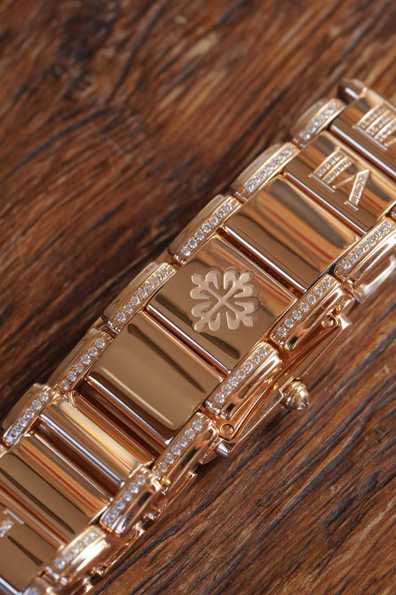 Patek Philippe 4910 detail 7