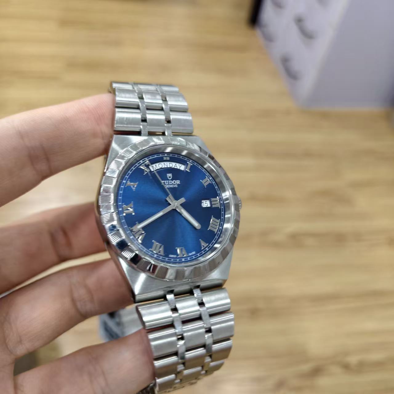 Tudor m28600-0005 detail 1