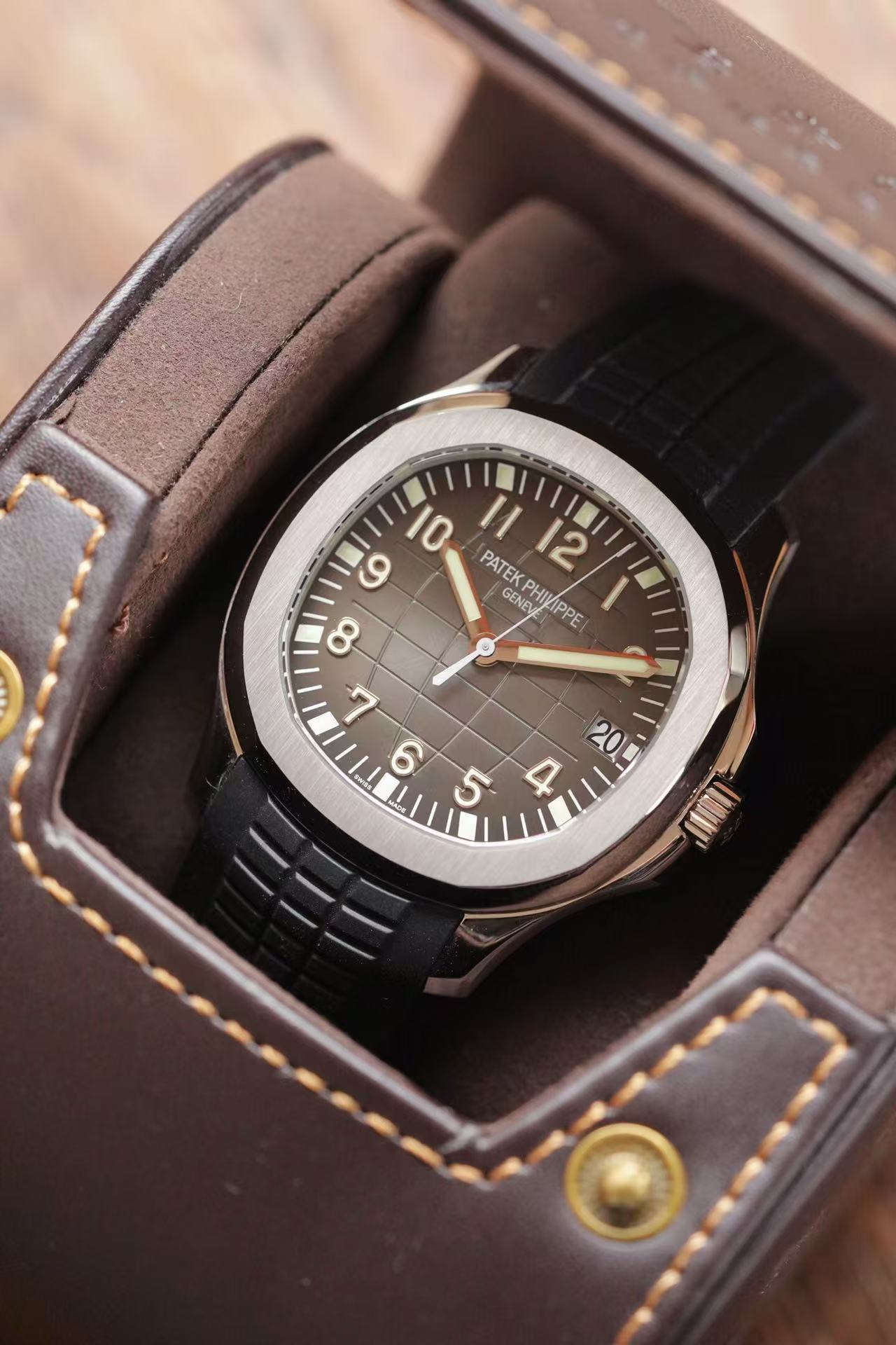Patek Philippe 5167A detail 1