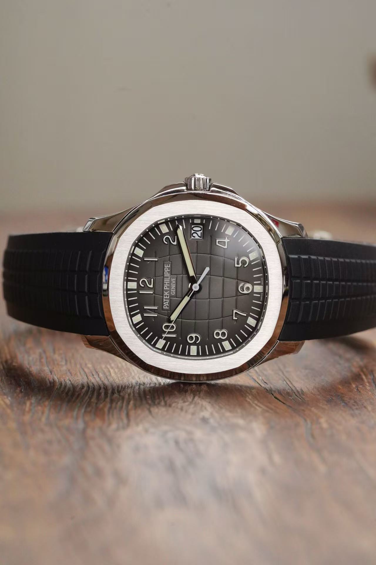 Patek Philippe 5167A detail 2