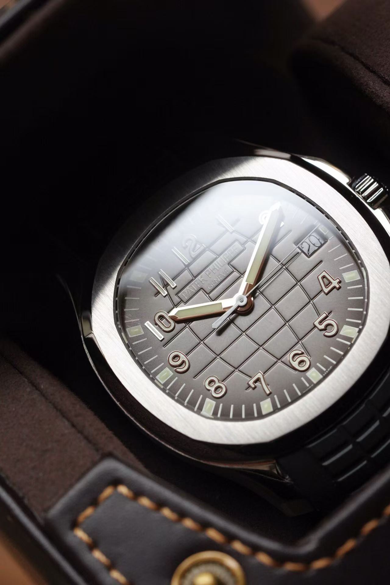Patek Philippe 5167A detail 3