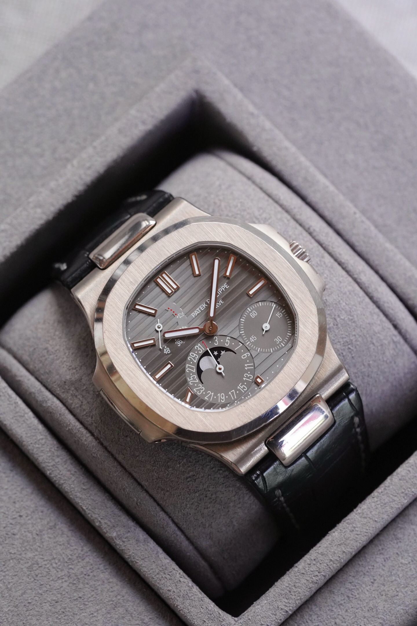 Patek Philippe 5712G-001 detail 2