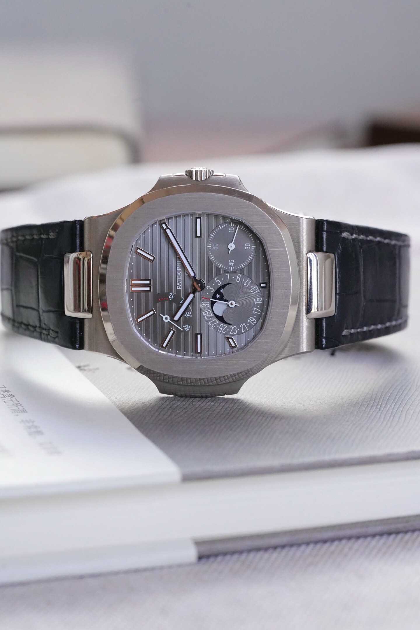 Patek Philippe 5712G-001 detail 6