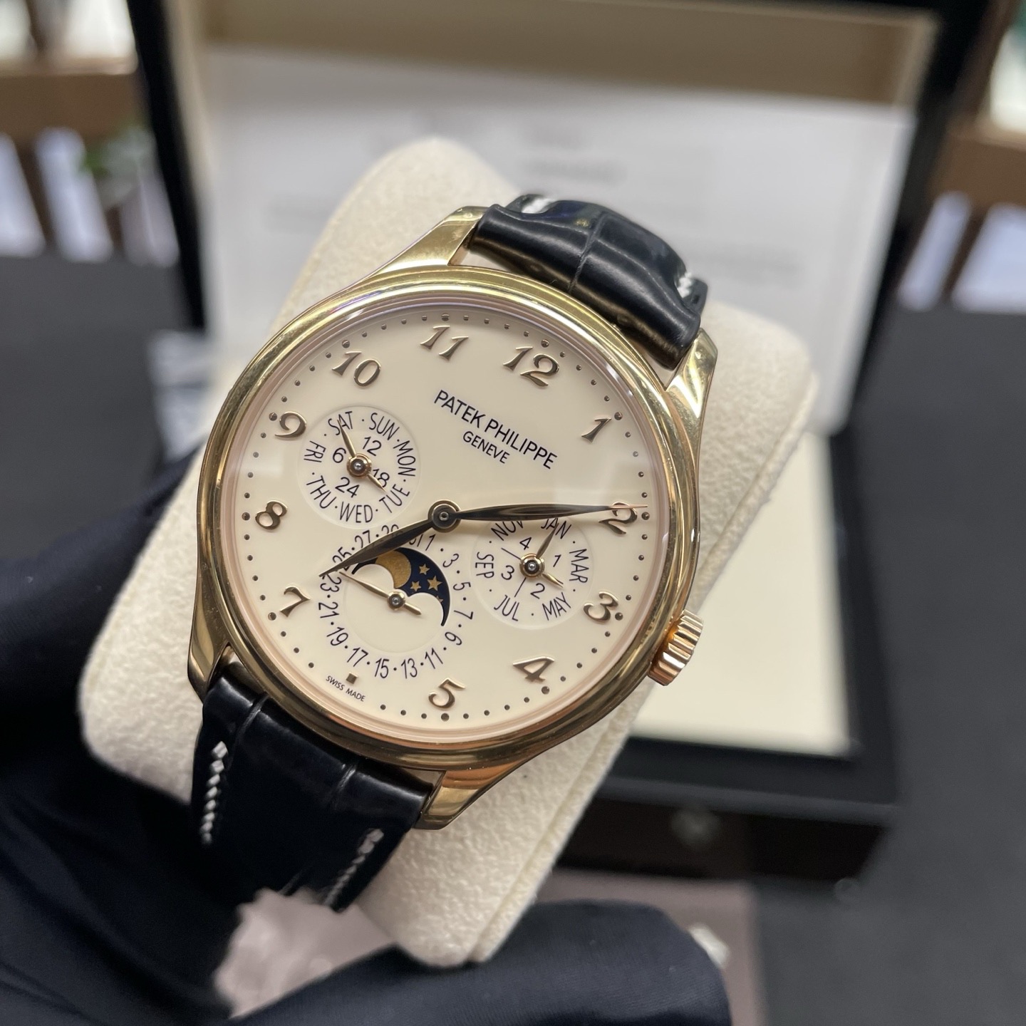 Patek Philippe 5327R-001 detail 2