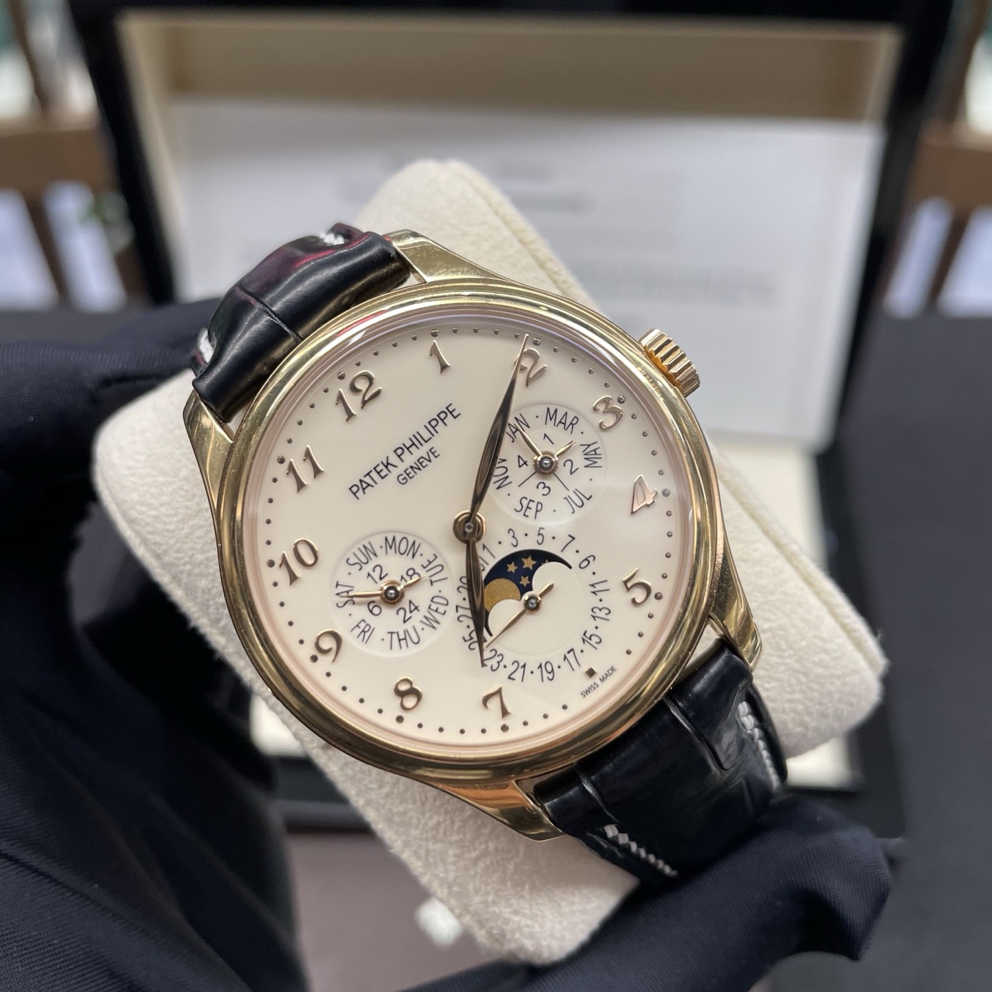 Patek Philippe 5327R-001 detail 1