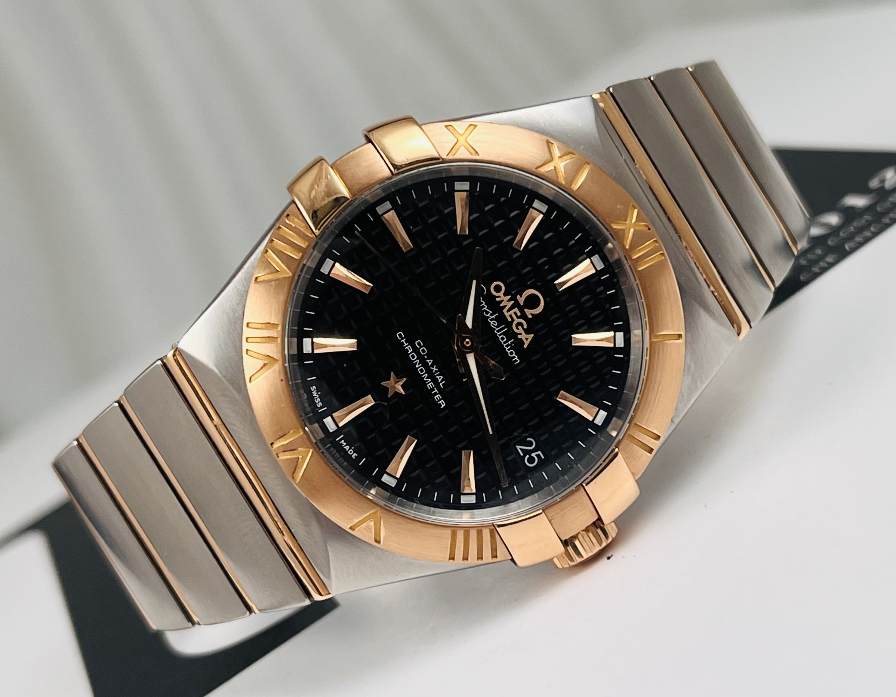 Omega 123.20.35.20.01.001 detail 2