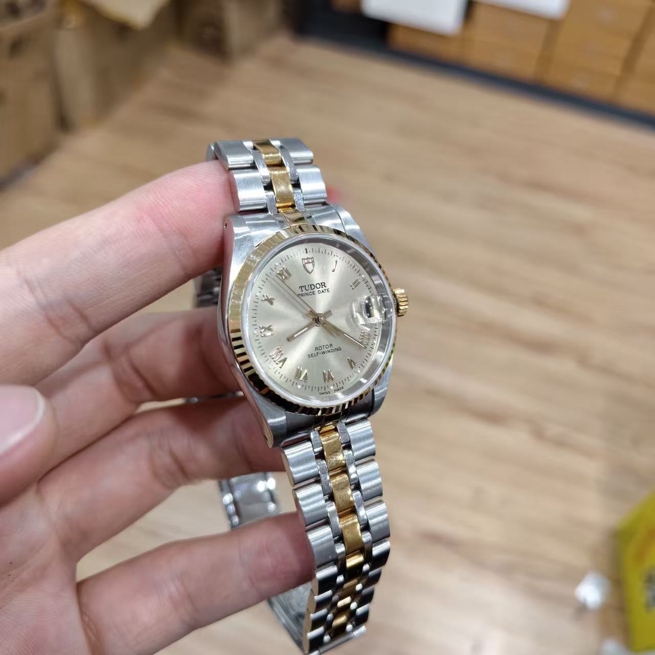 Tudor 72033 detail 1