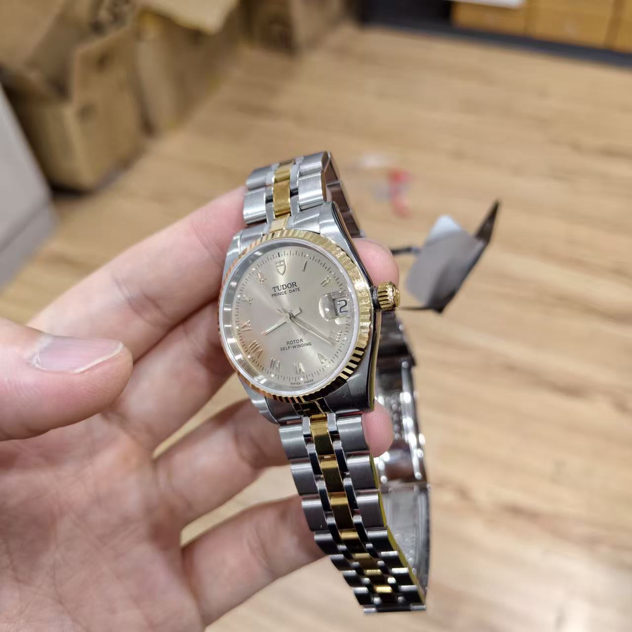 Tudor 72033 detail 2