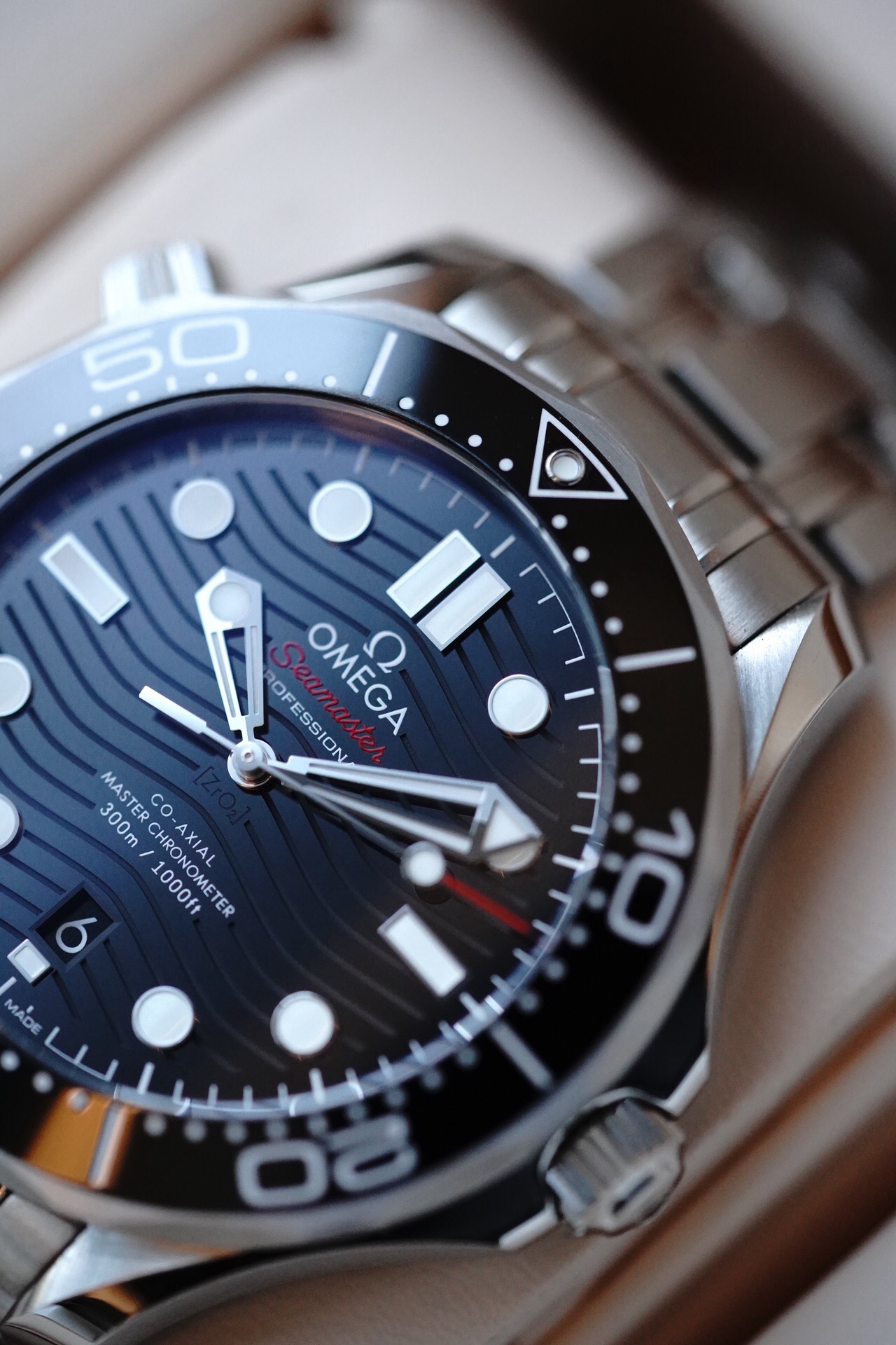 Omega 210.30.42.20.01.001 detail 3