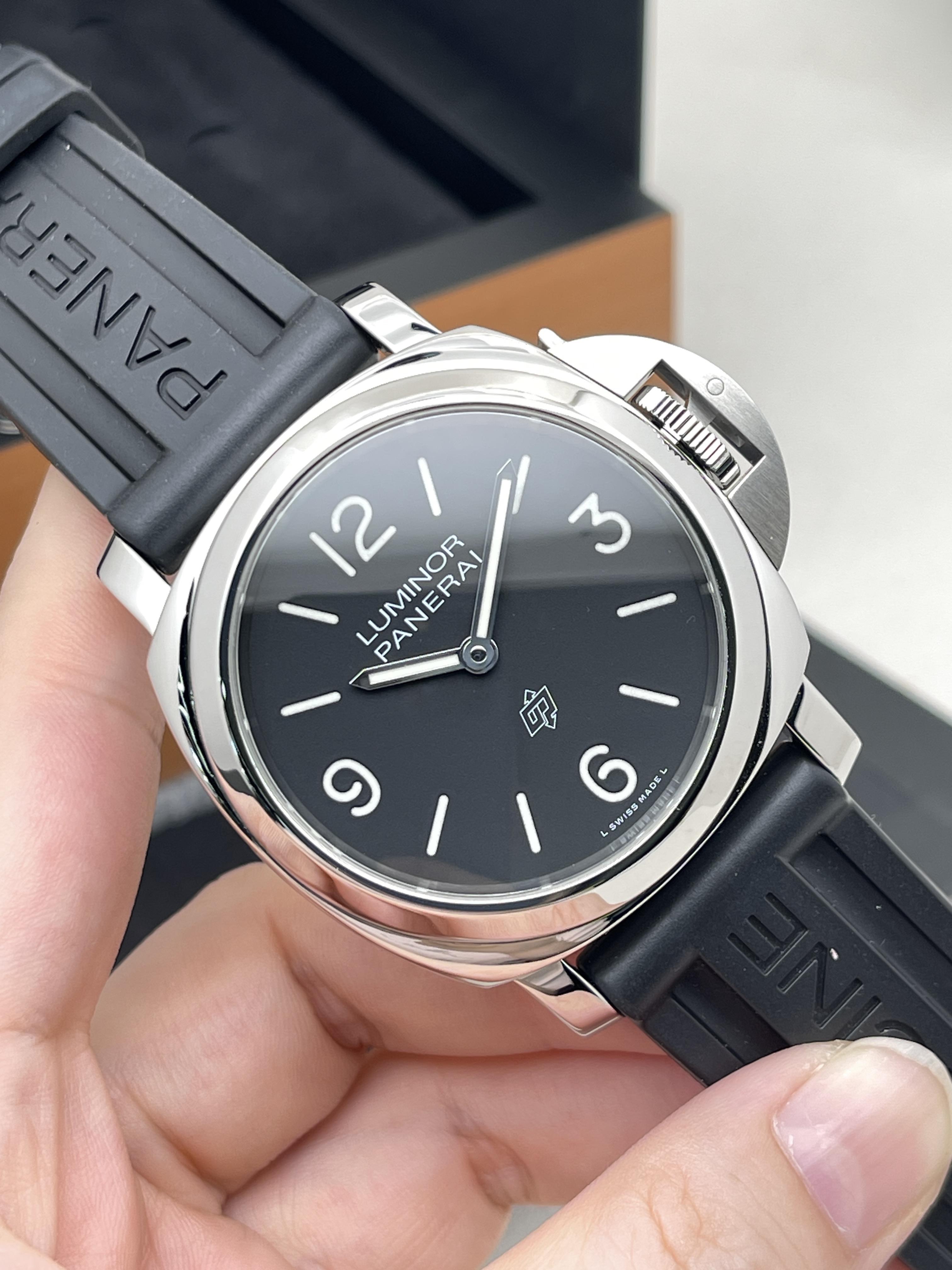 Omega PAM01086 detail 1