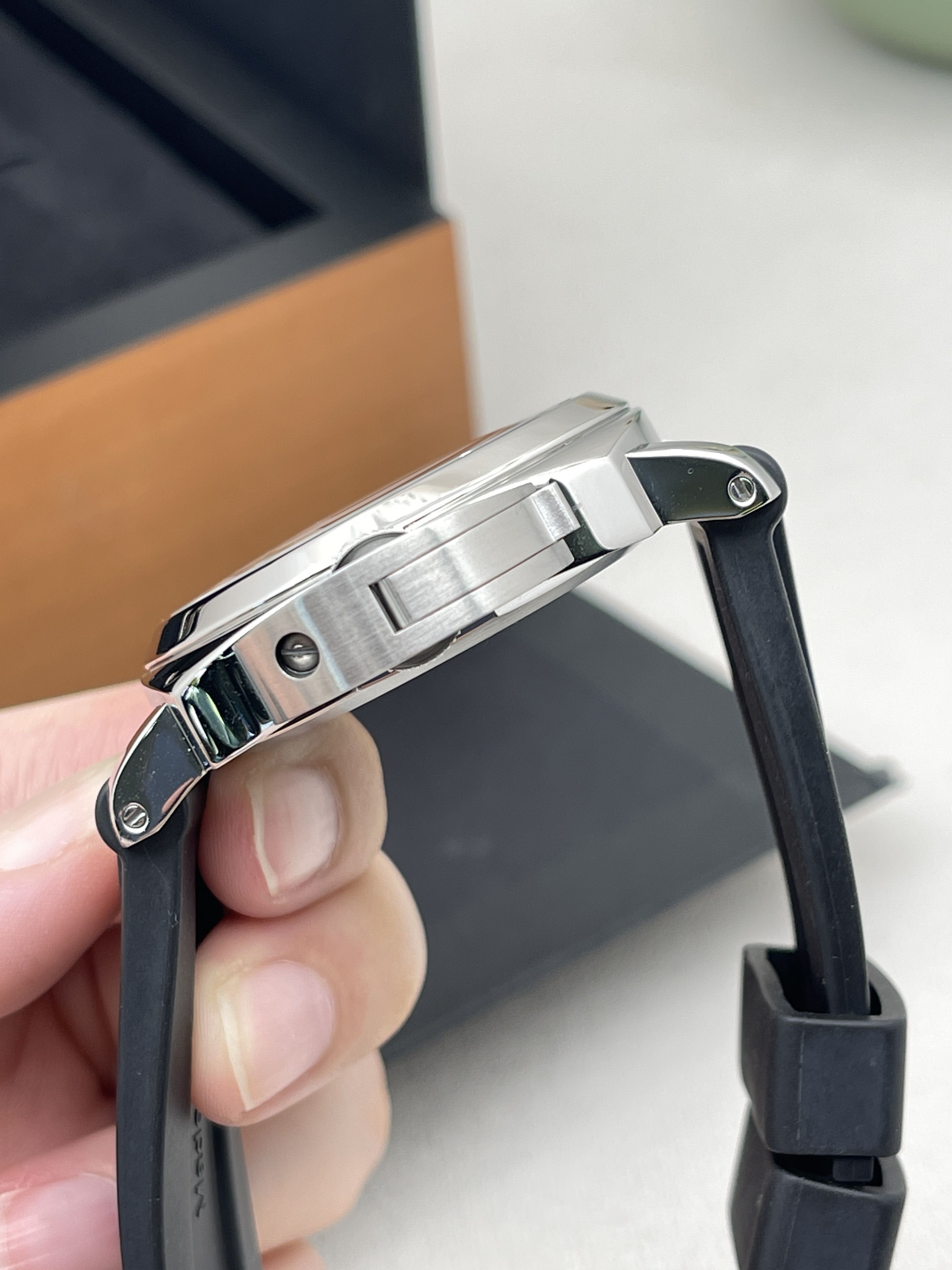 Omega PAM01086 detail 5