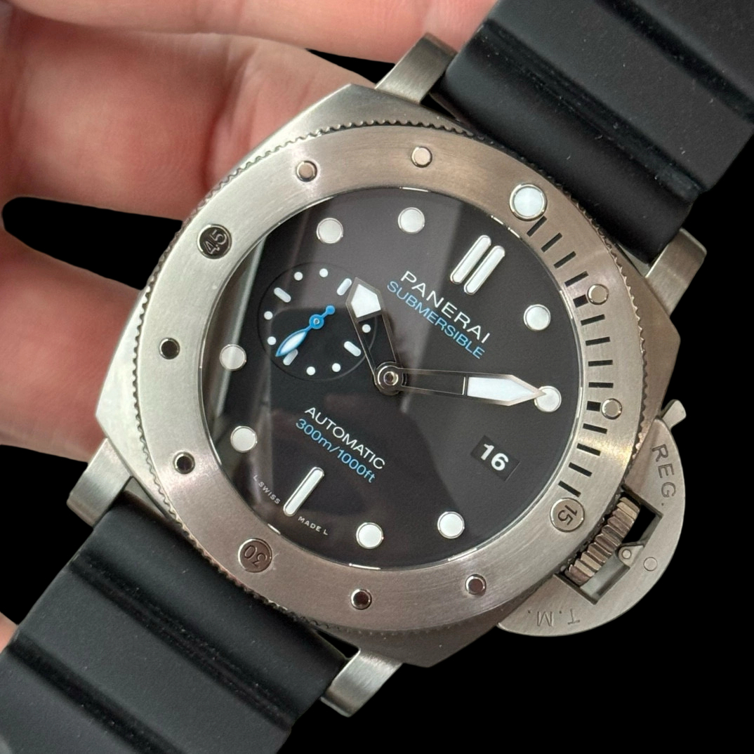 Panerai PAM02305 detail 1