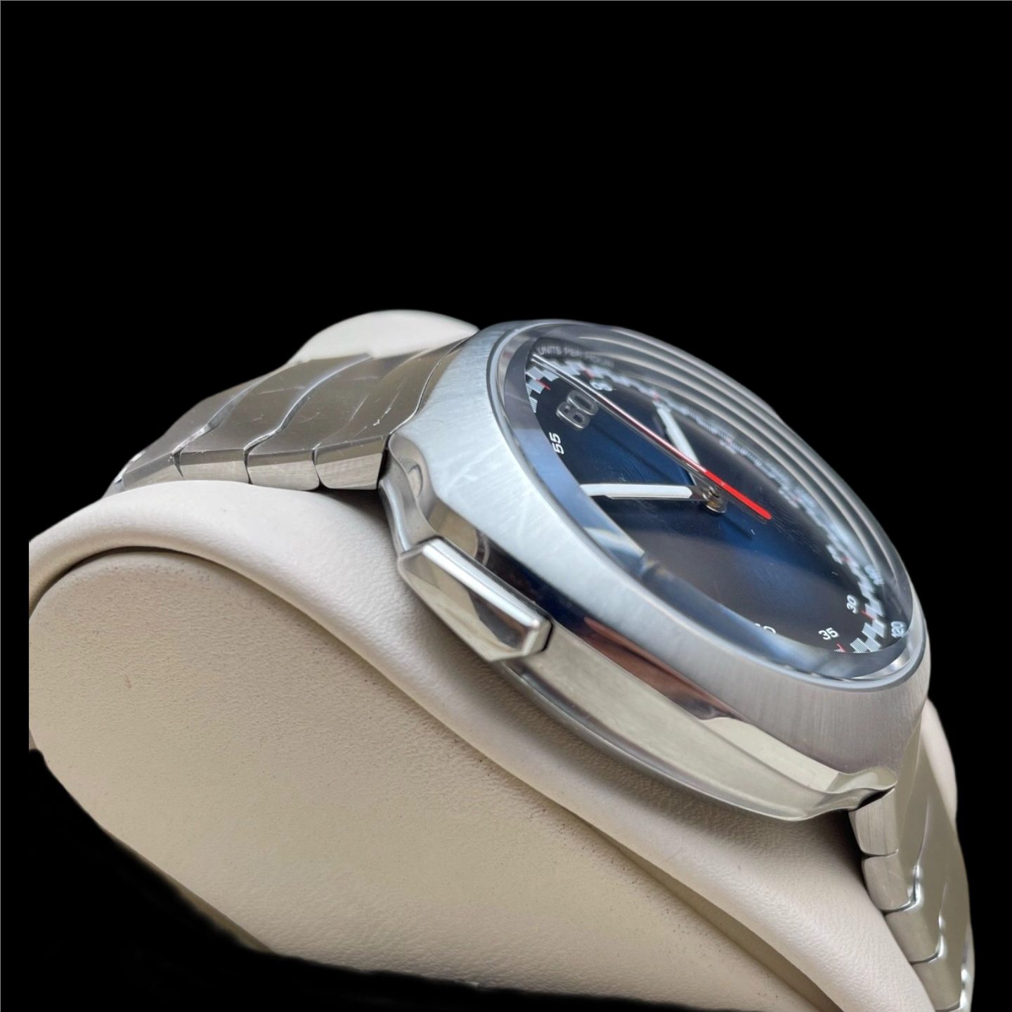 H.Moser & Cie() 6907-1200 detail 4