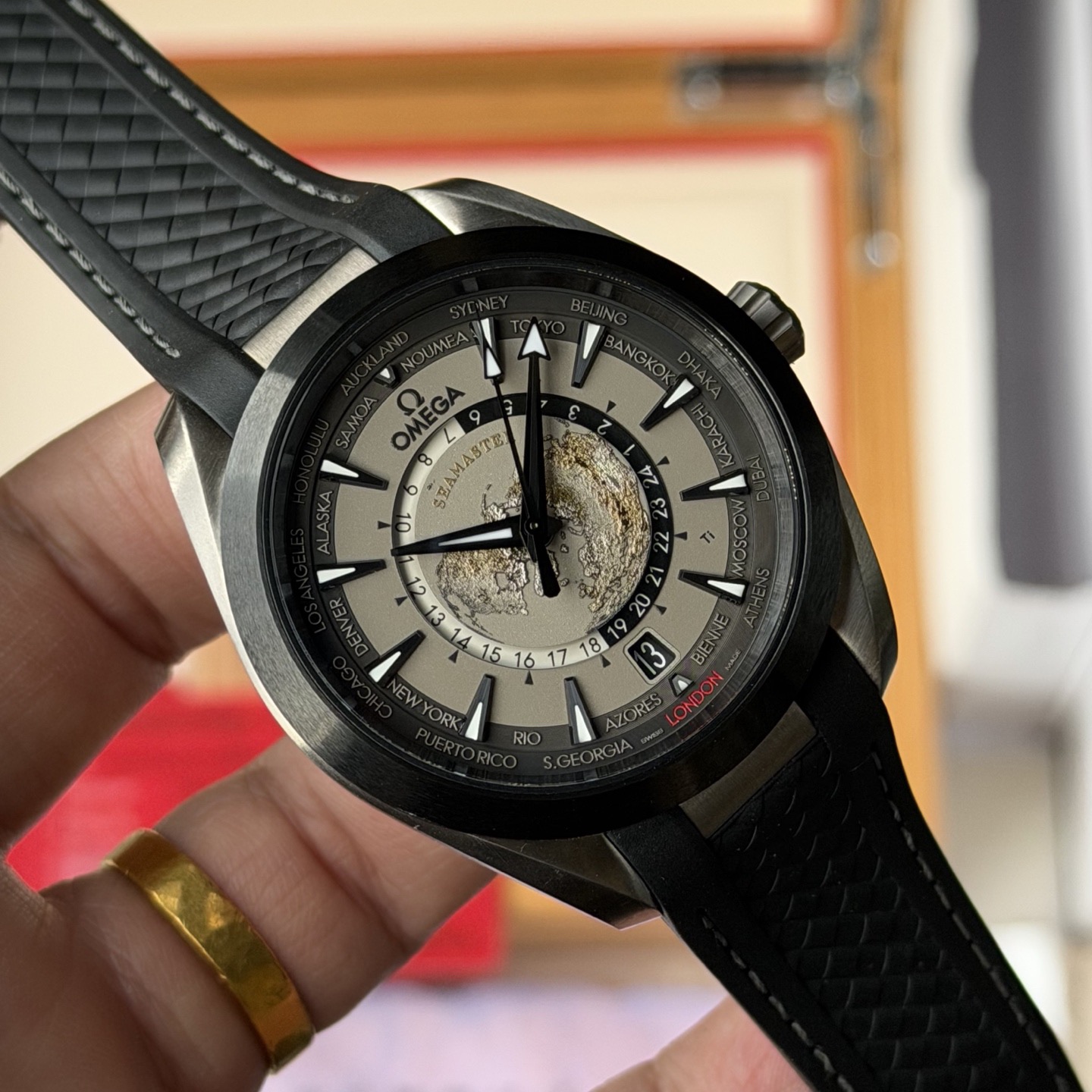 Omega 220.92.43.22.99.001 detail 2