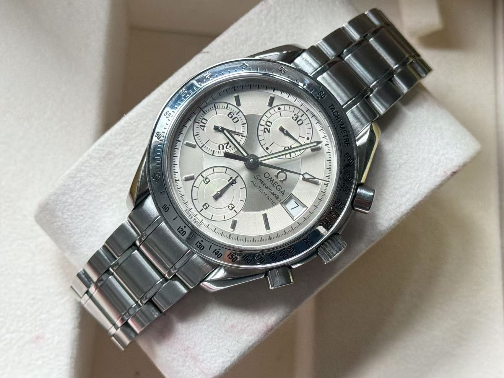 Omega 3513.30.00 detail 2