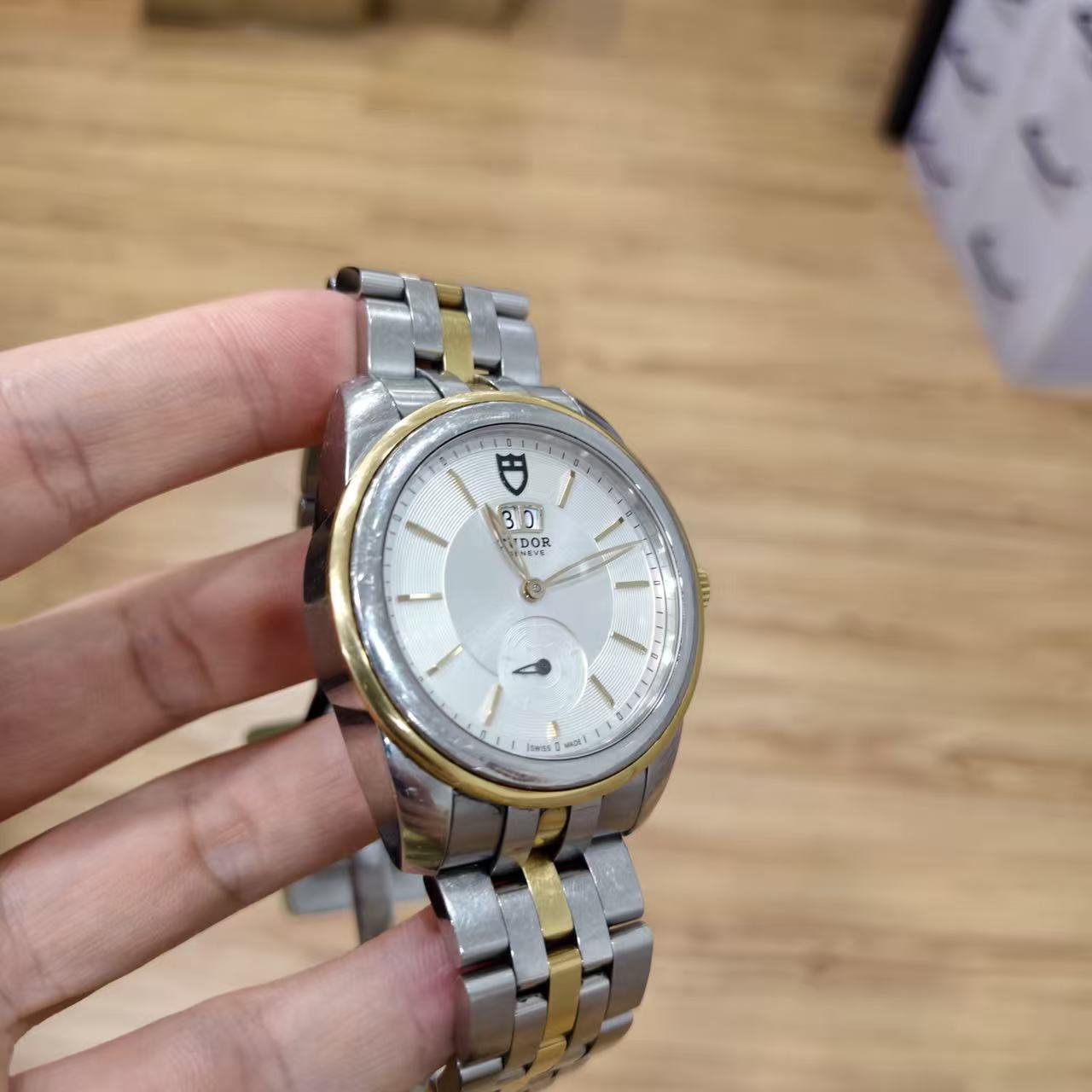 Tudor 57003 detail 1